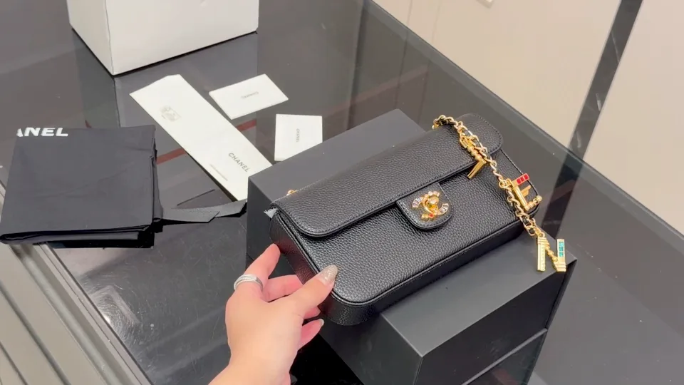 Chanel Chain shoulder bag in Black & White & Grey · view 3