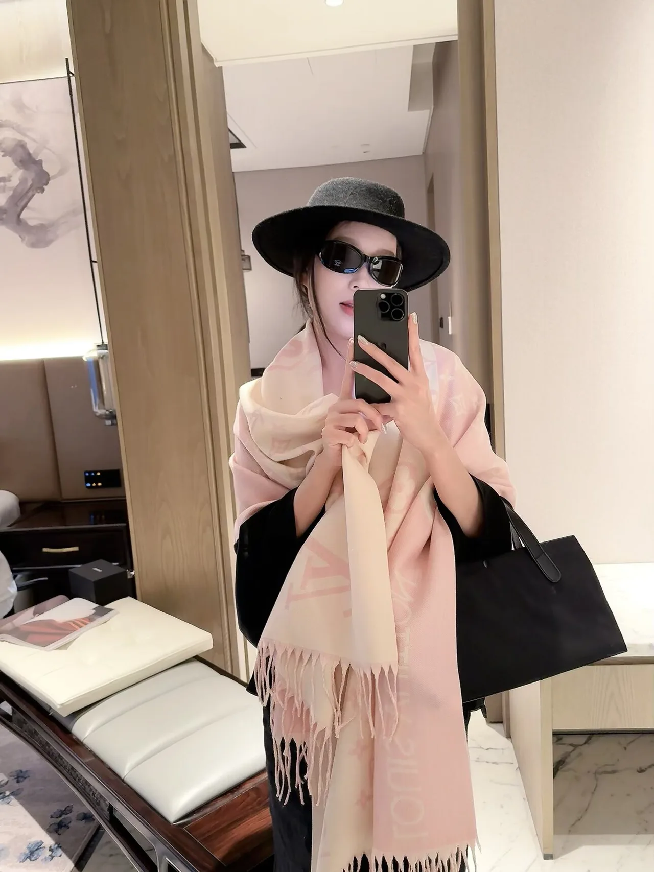 Louis Vuitton Reversible monogram fringed scarf in Pink & White · view 3