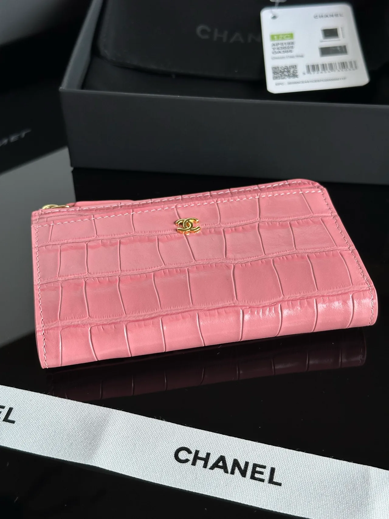 Chanel Glossy Wallet in Pink · view 2
