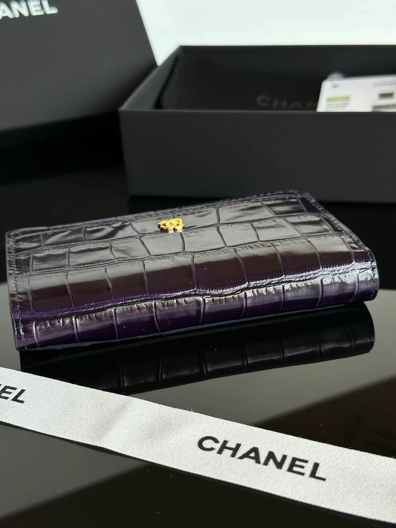 Chanel Glossy Wallet in Purple · view 5