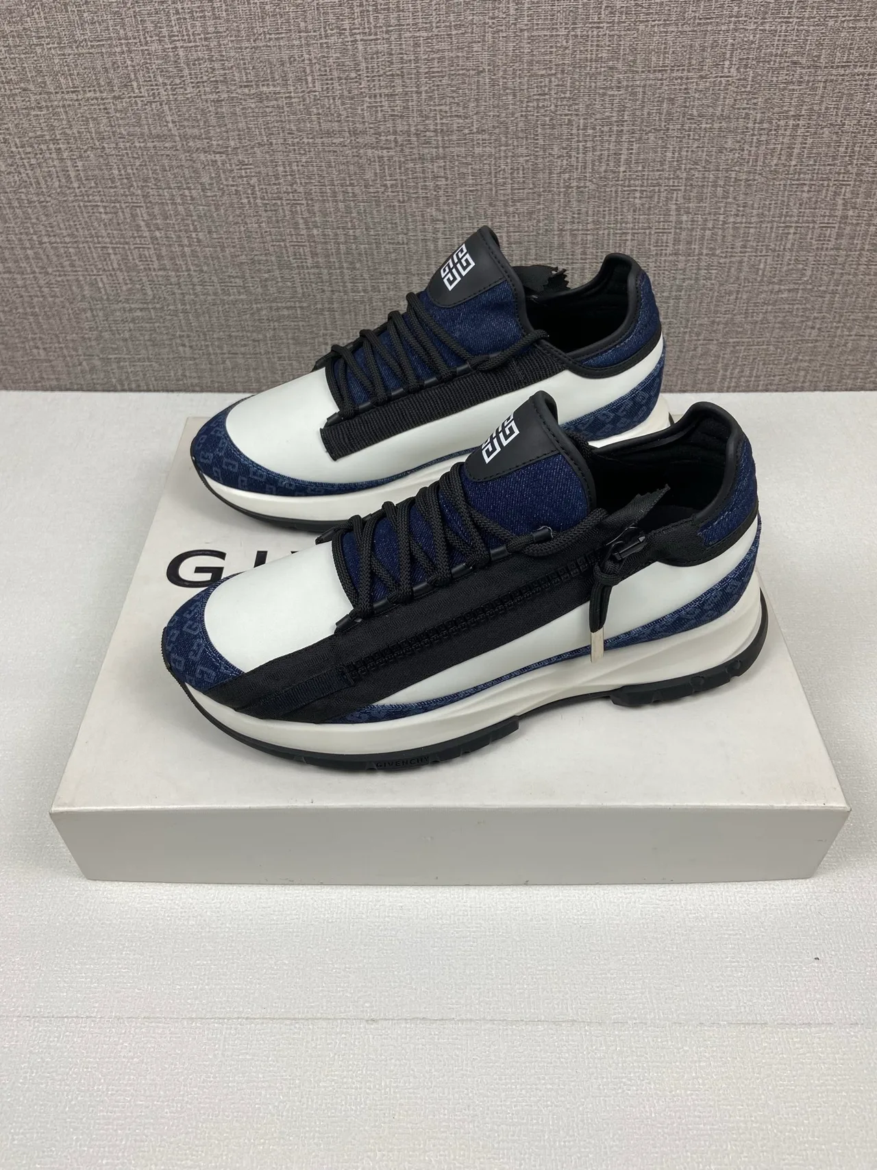 Givenchy Sneakers in White · view 6