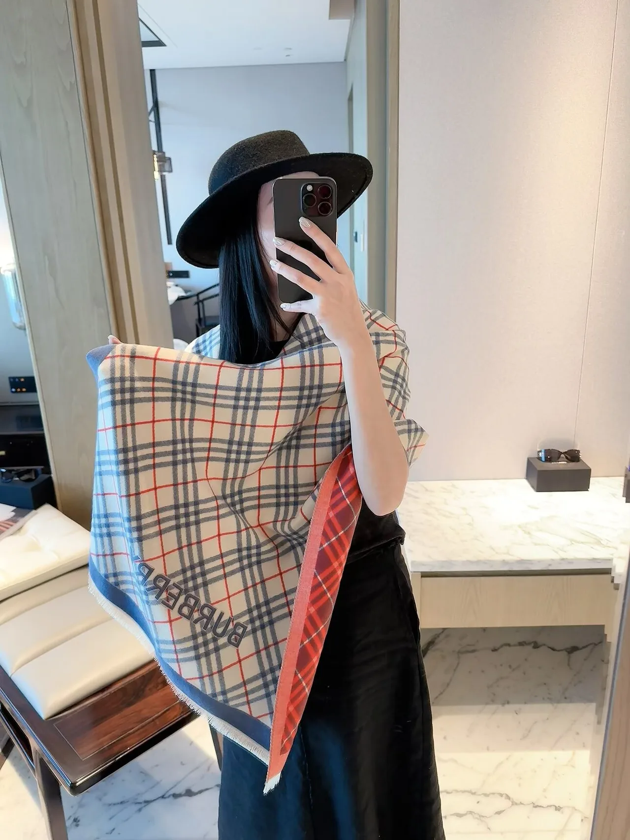 Burberry Reversible check scarf in Beige · view 3