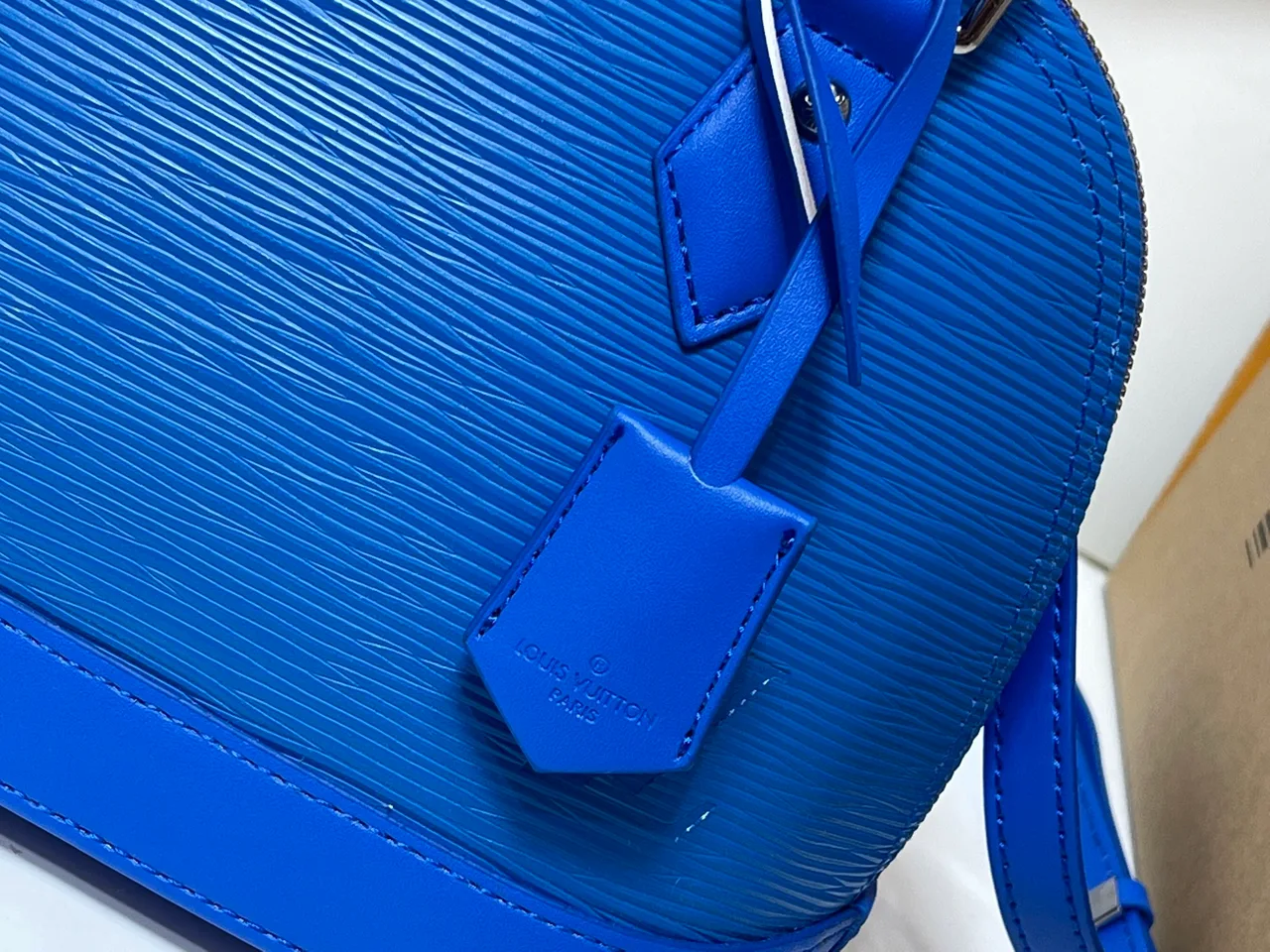 Louis Vuitton Leather Glossy Handbag in Blue · view 6