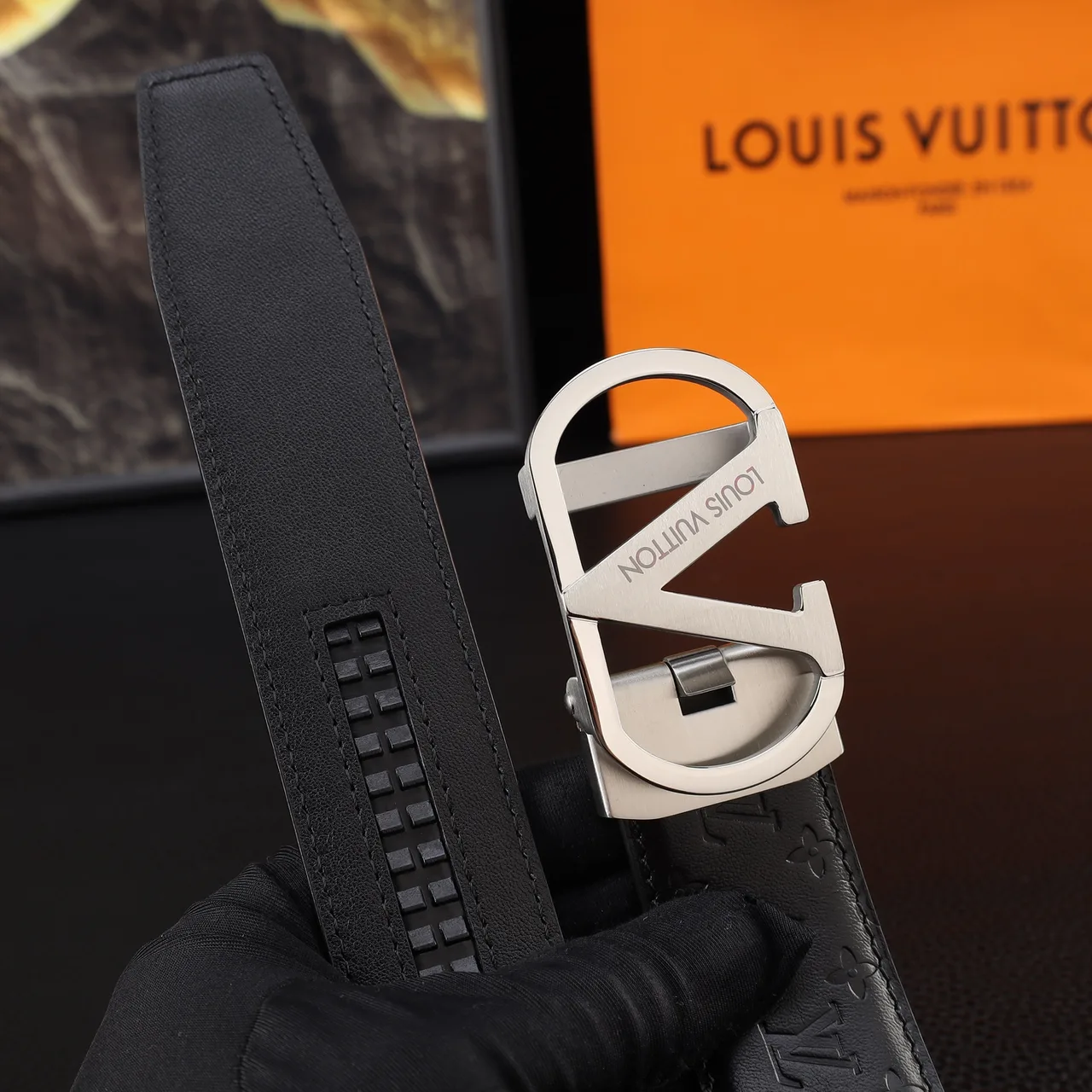 Louis Vuitton Embossed automatic V buckle belt in Black · view 6