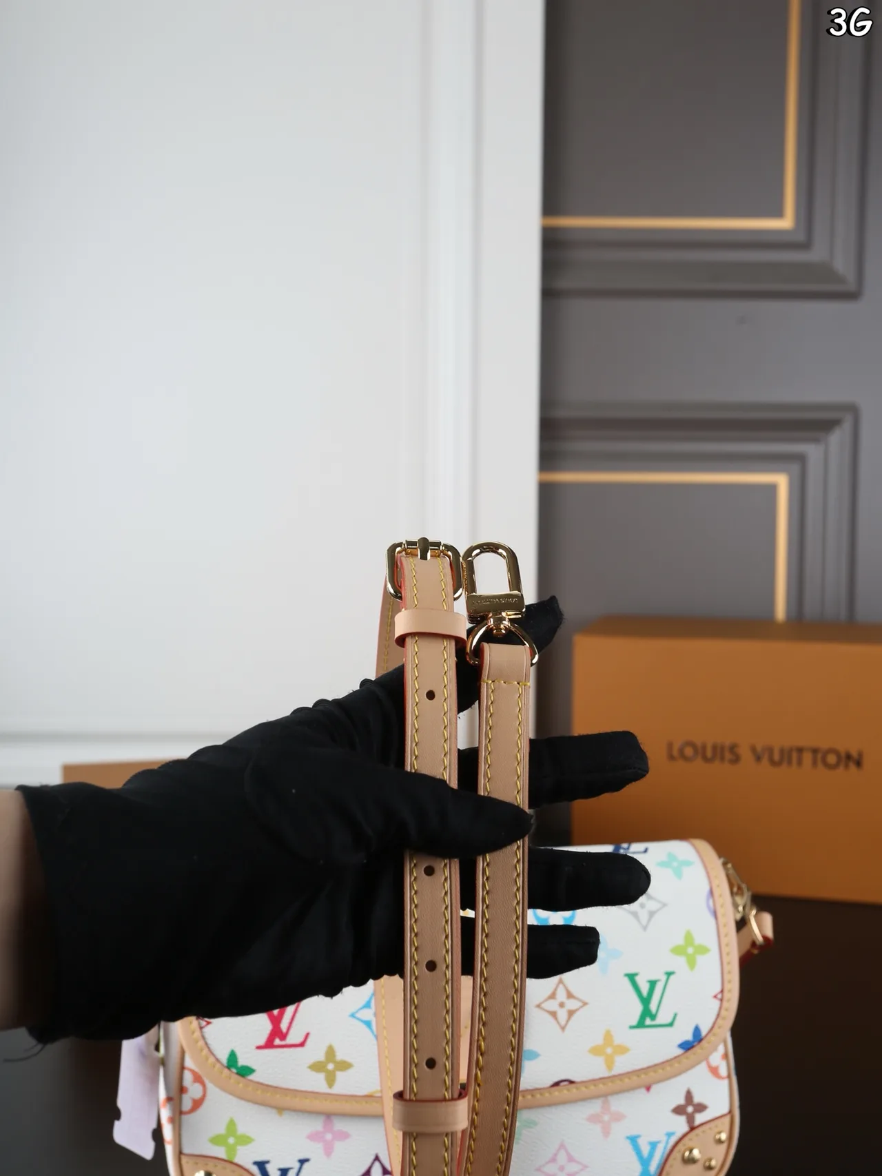 Louis Vuitton Baguette Shoulder Bag in White · view 7