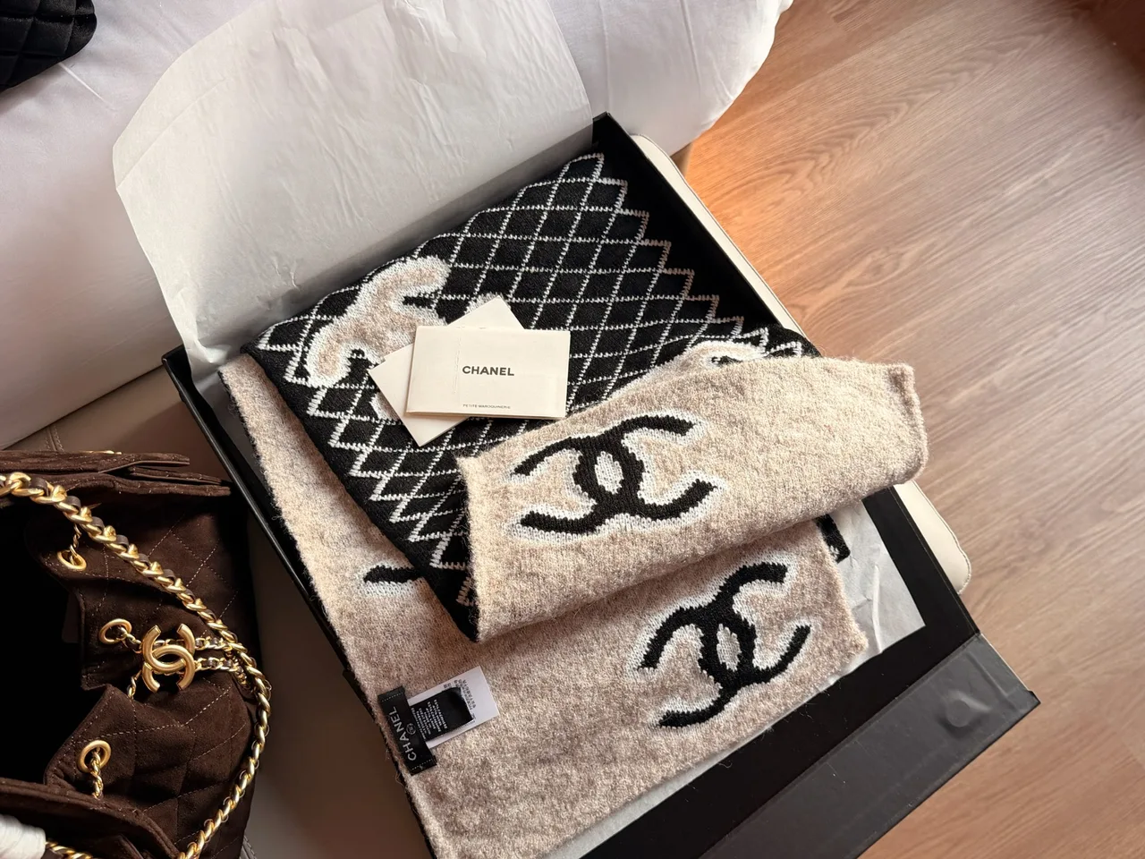 Chanel Reversible CC camellia scarf in Black · view 4