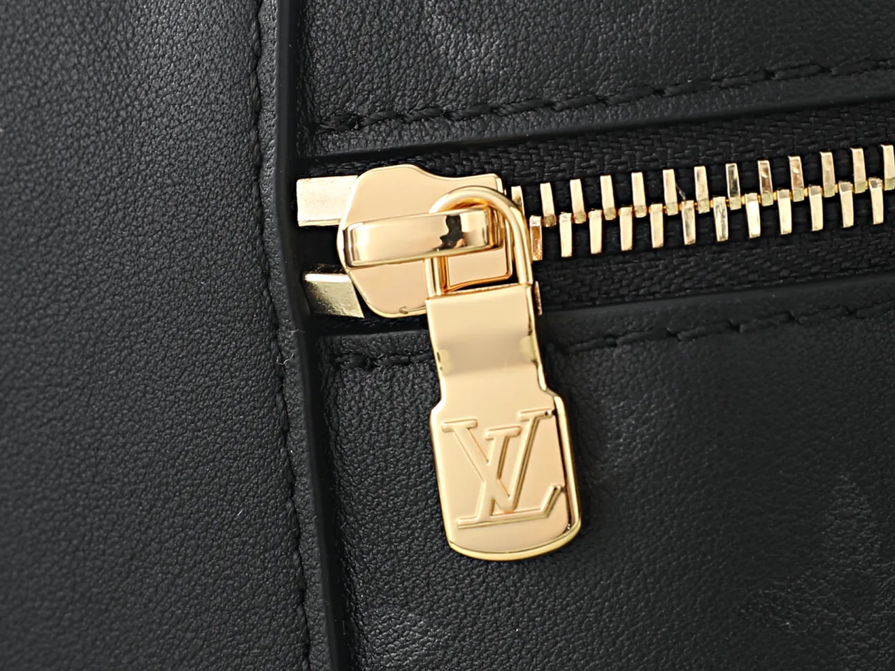 Louis Vuitton Cowhide Handbag in Black · view 7