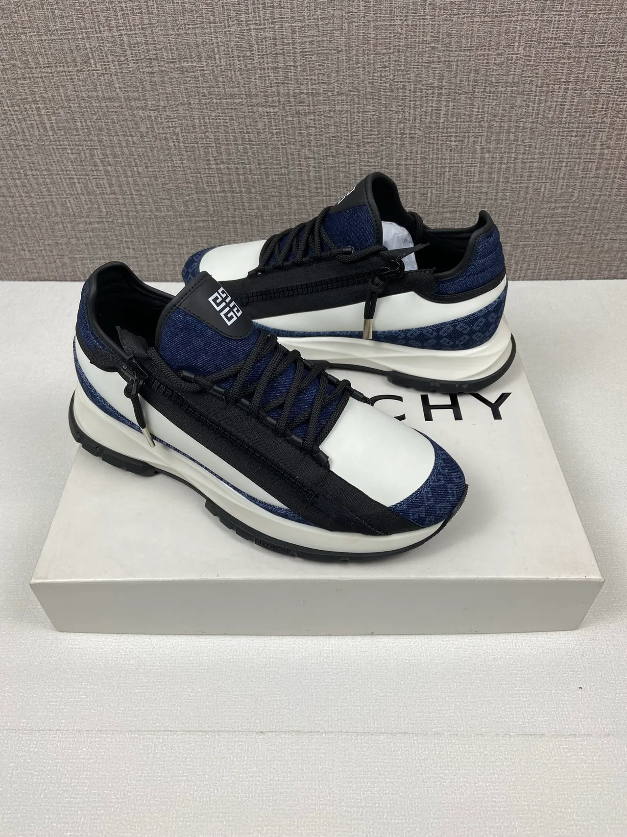 Givenchy Sneakers in White · view 5