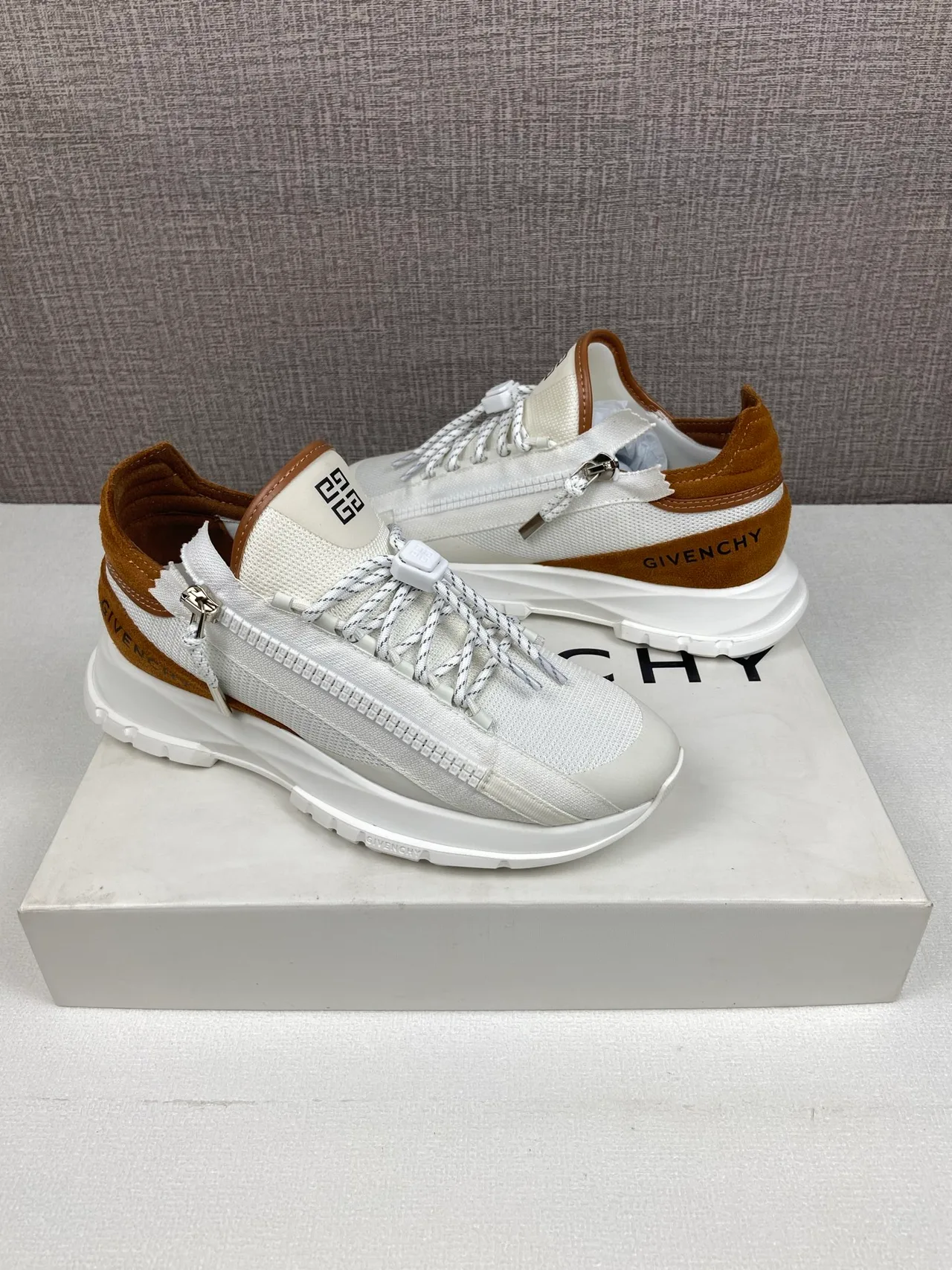 Givenchy Sneakers in White · view 5