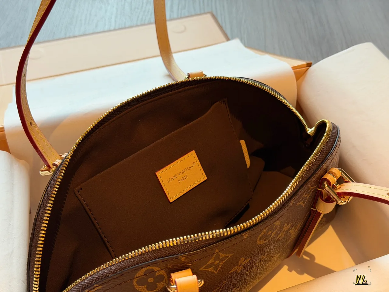 Louis Vuitton Hobo Bag in Brown · view 7