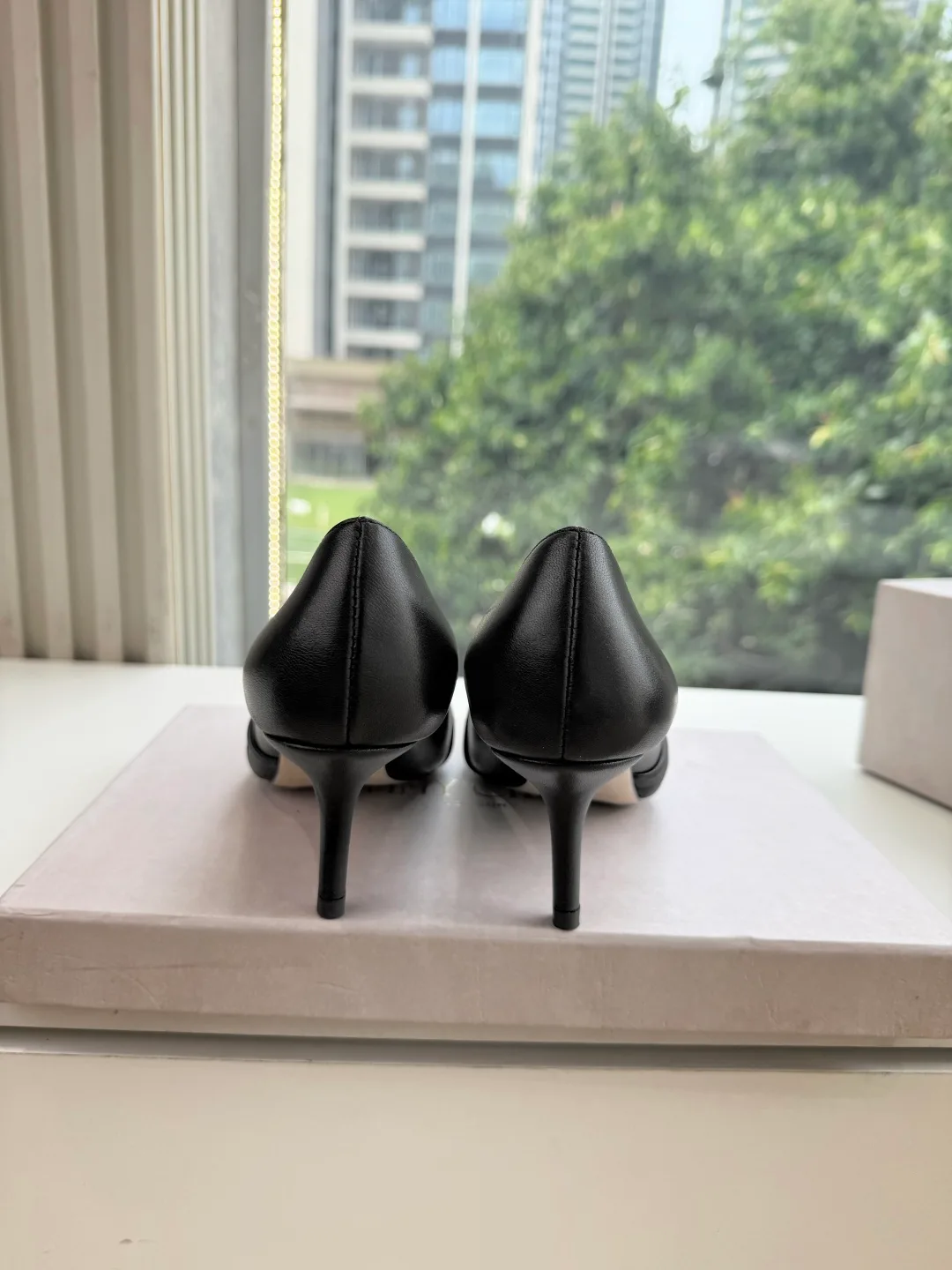 Jimmy Choo Smooth Pointed-Toe Bow Knotted Pointed Pumps in Black · view 8