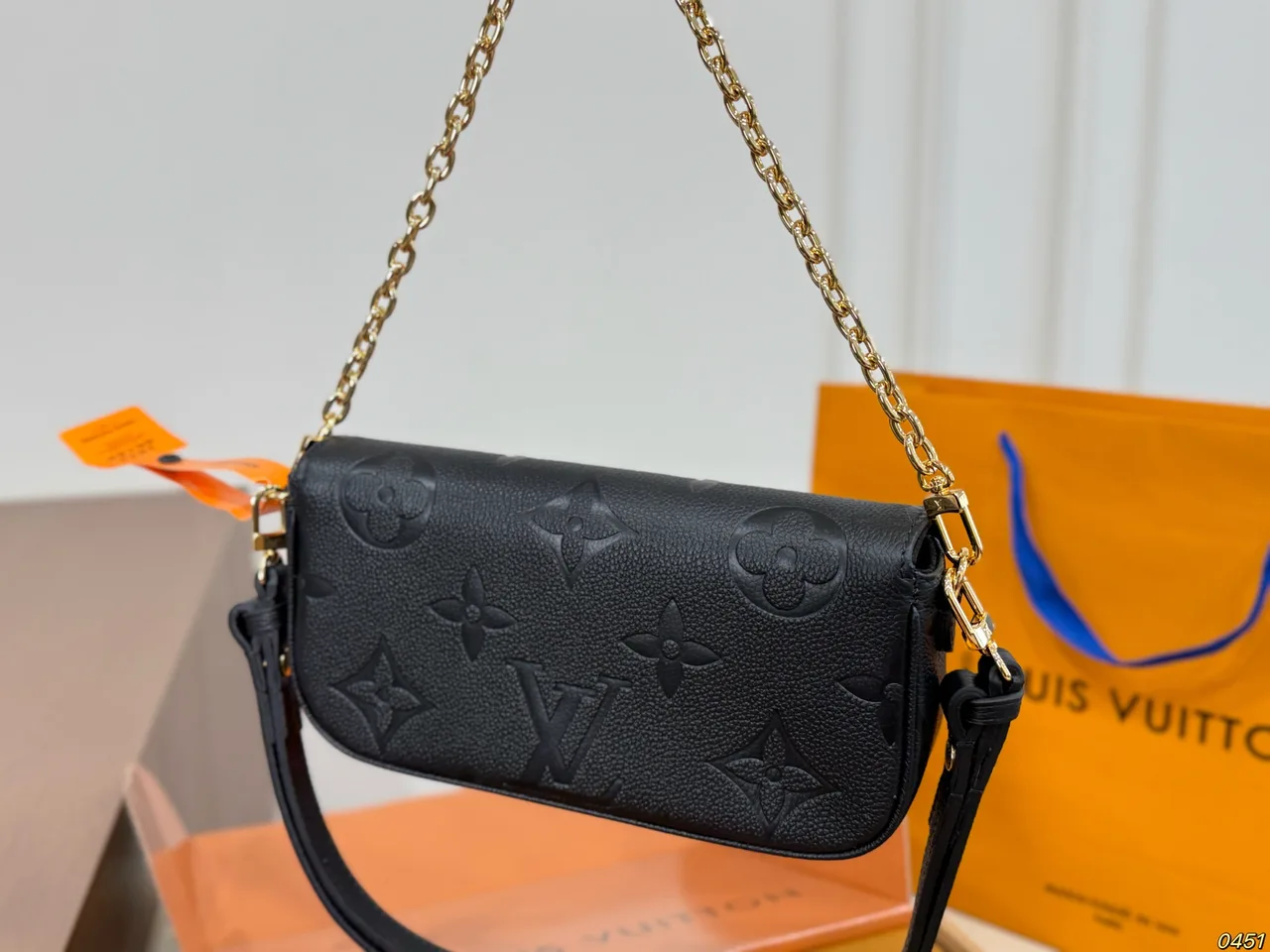 Louis Vuitton Chain Shoulder Pouch in Beige / Black · view 5