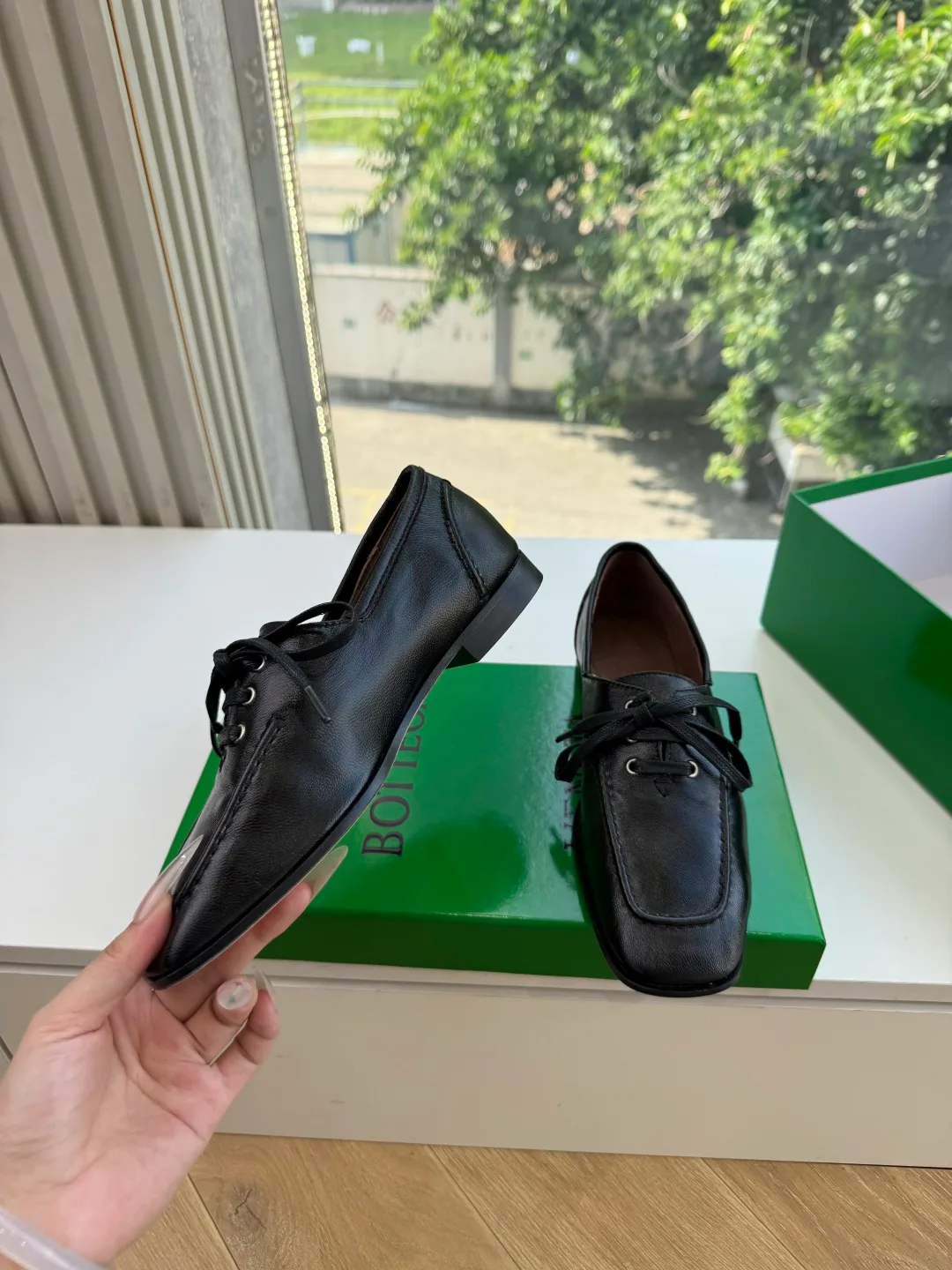 Bottega Veneta Cowhide Smooth Pointed-Toe Boat Shoes in Black · view 6