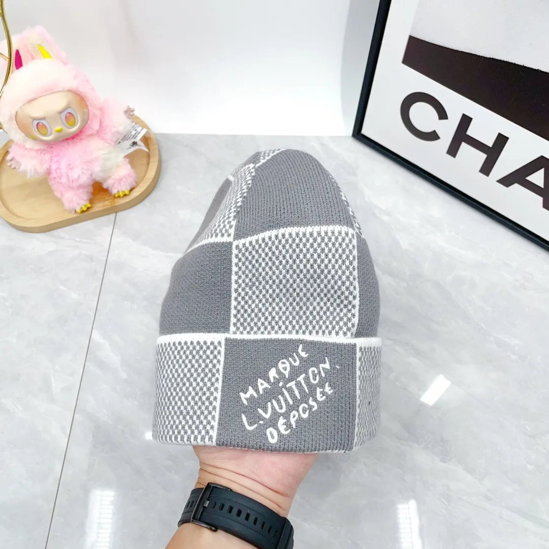 Louis Vuitton Wool Cashmere Hat and Scarf Set in Grey · view 5