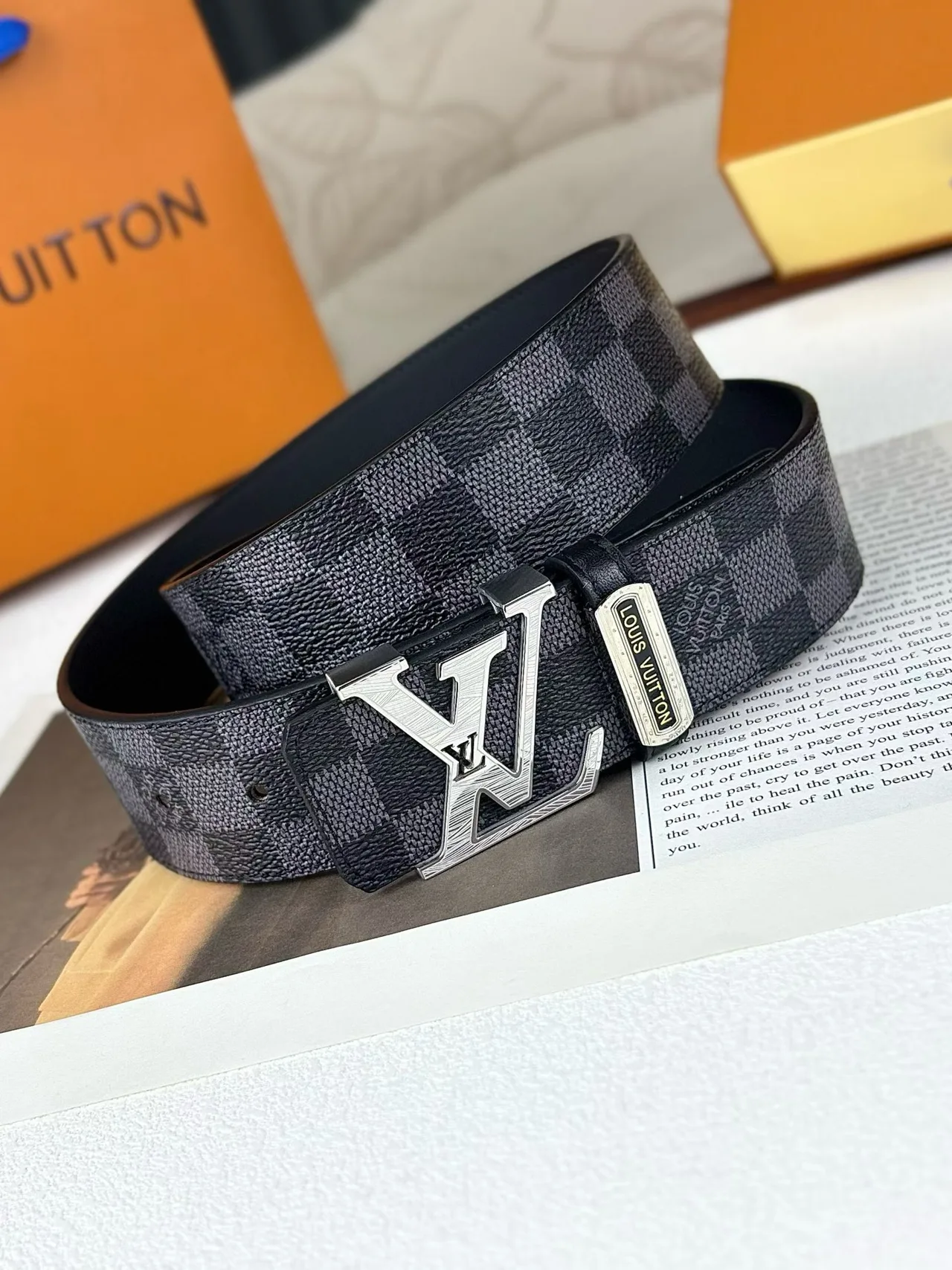 Louis Vuitton Damier LV buckle belt in Grey · view 2