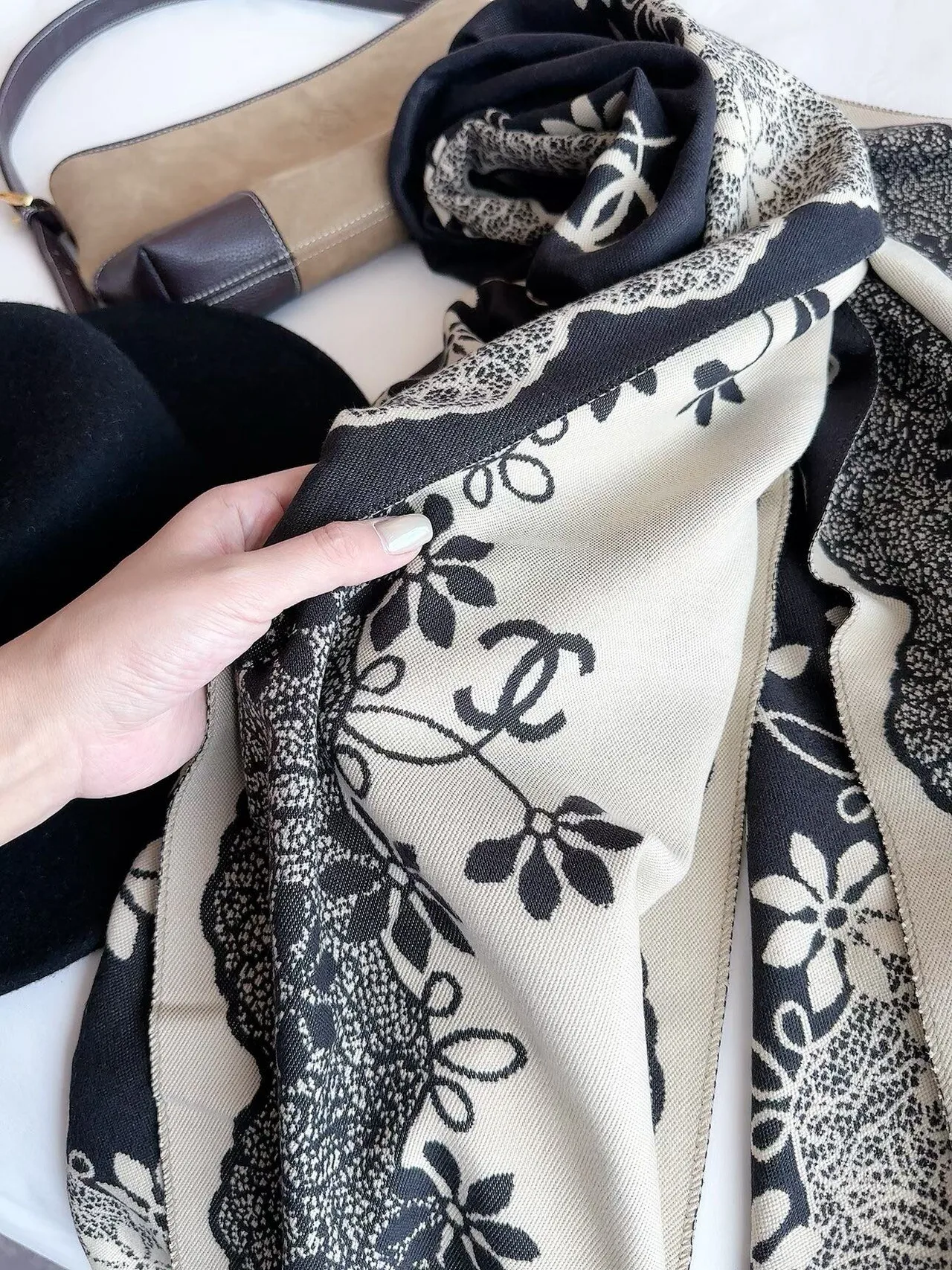 Chanel Lace-border CC fringed scarf in Beige & Black · view 8