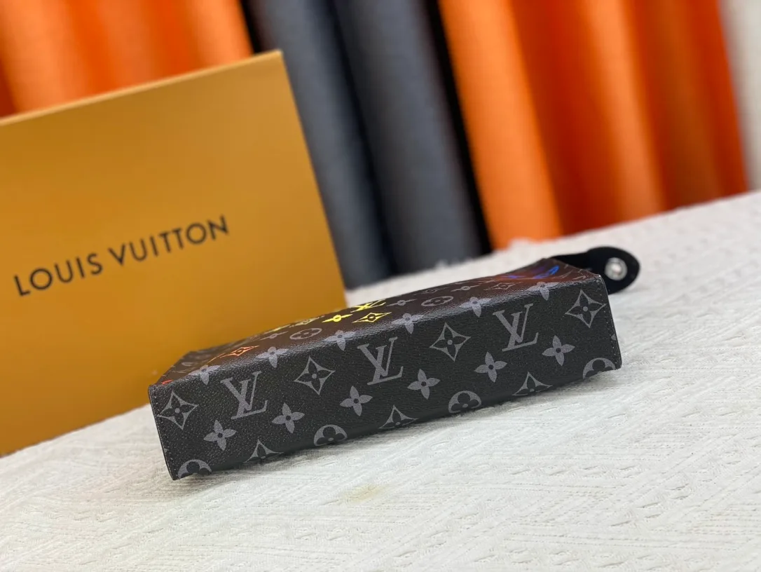 Louis Vuitton Monogram zip clutch in Black · view 5