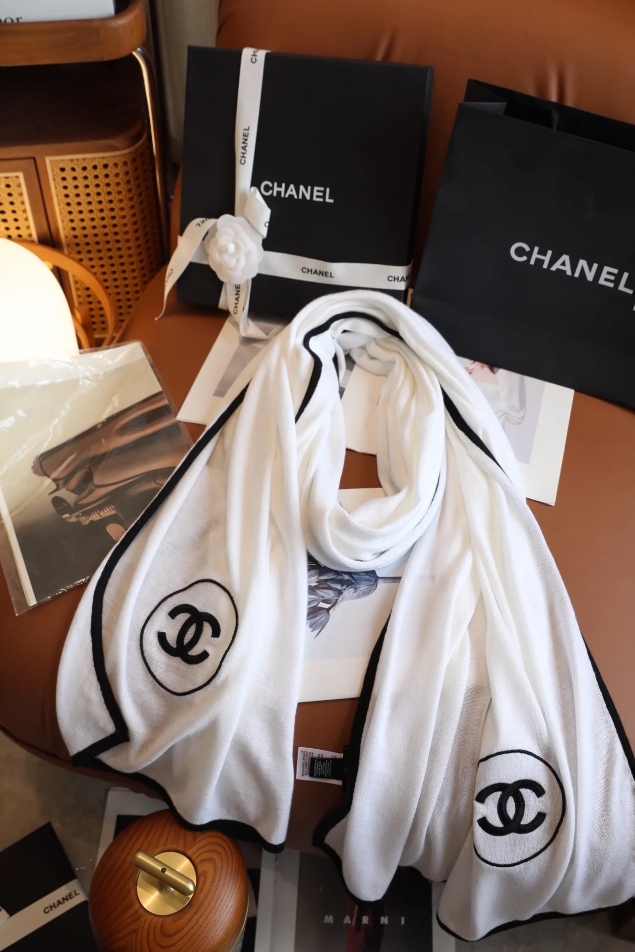 Chanel Circle CC fringed scarf in Black & White · view 4