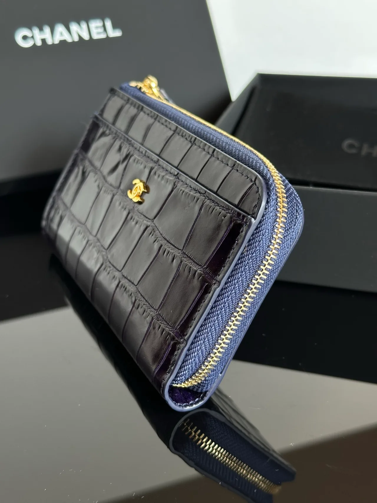 Chanel Glossy Wallet in Purple · view 4