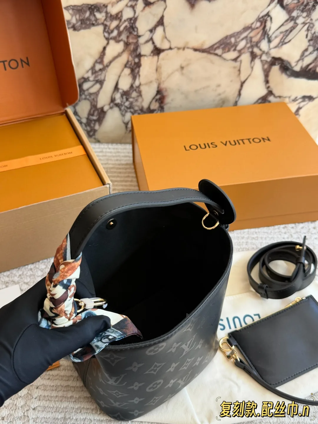 Louis Vuitton Monogram Glossy Bucket Bag in Black · view 3