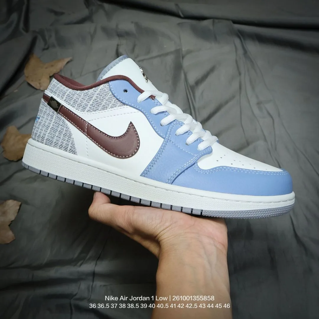 Nike Low-Top Sneakers in Blue · view 2
