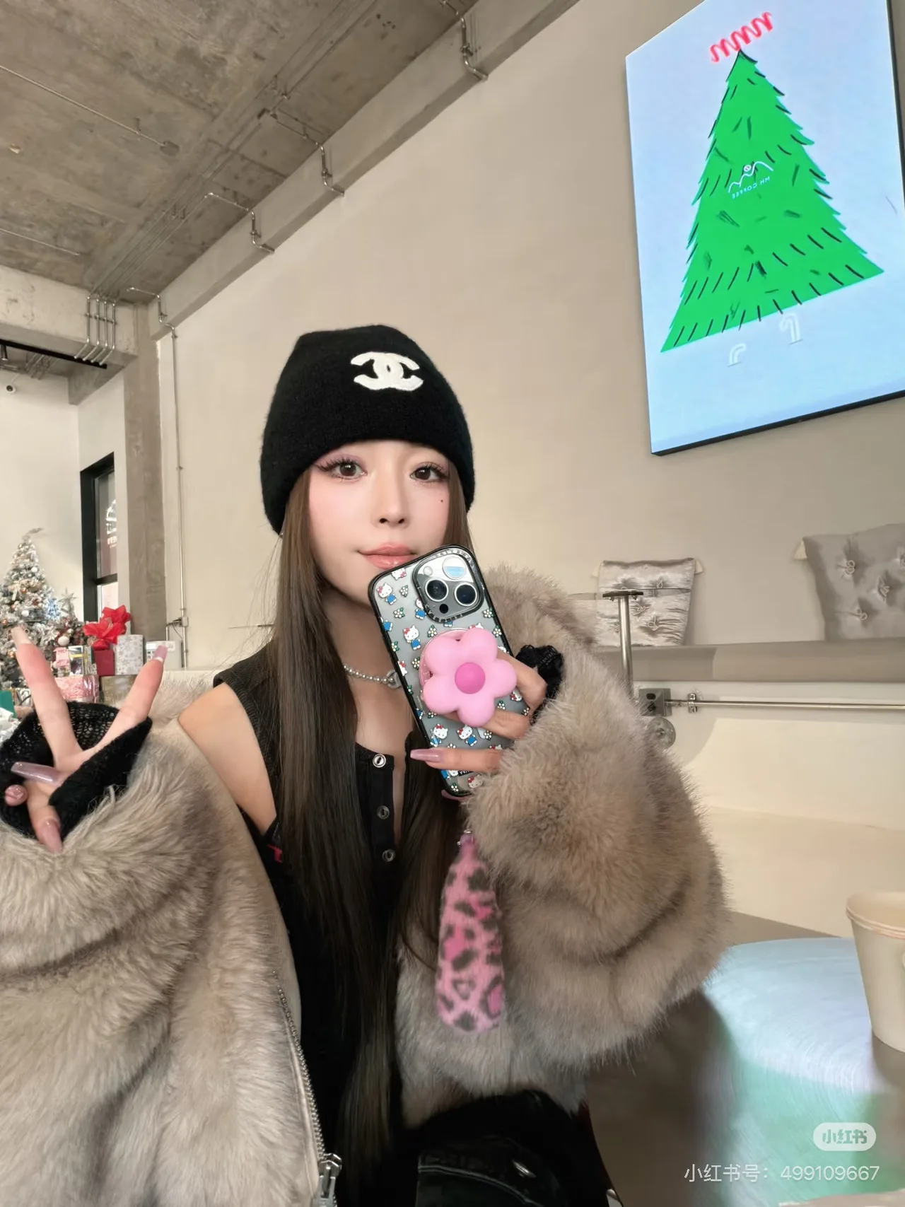 Chanel CC knit beanie in White & Black · view 8