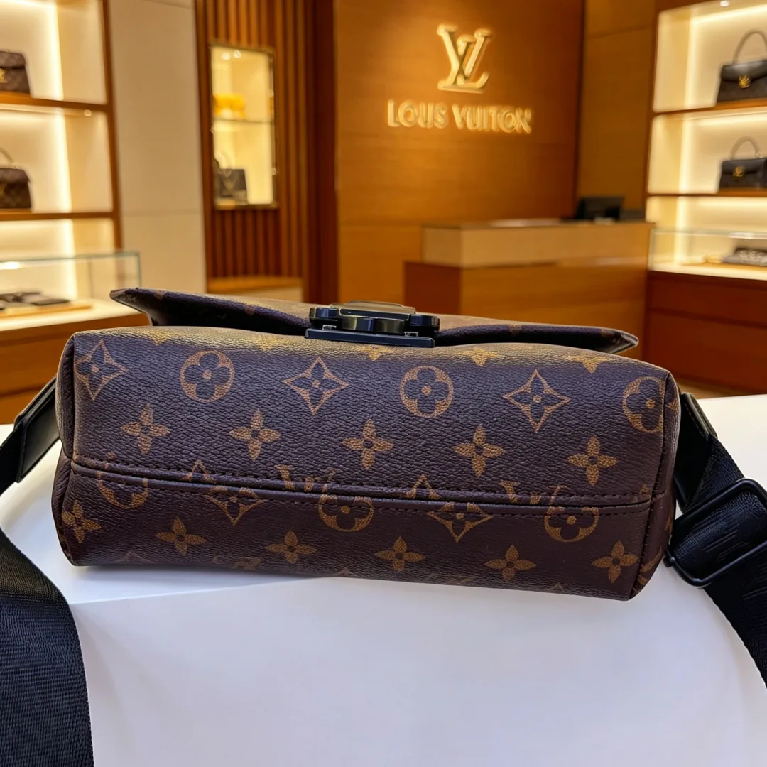 Louis Vuitton Flap Messenger Bag in Black / Brown · view 6