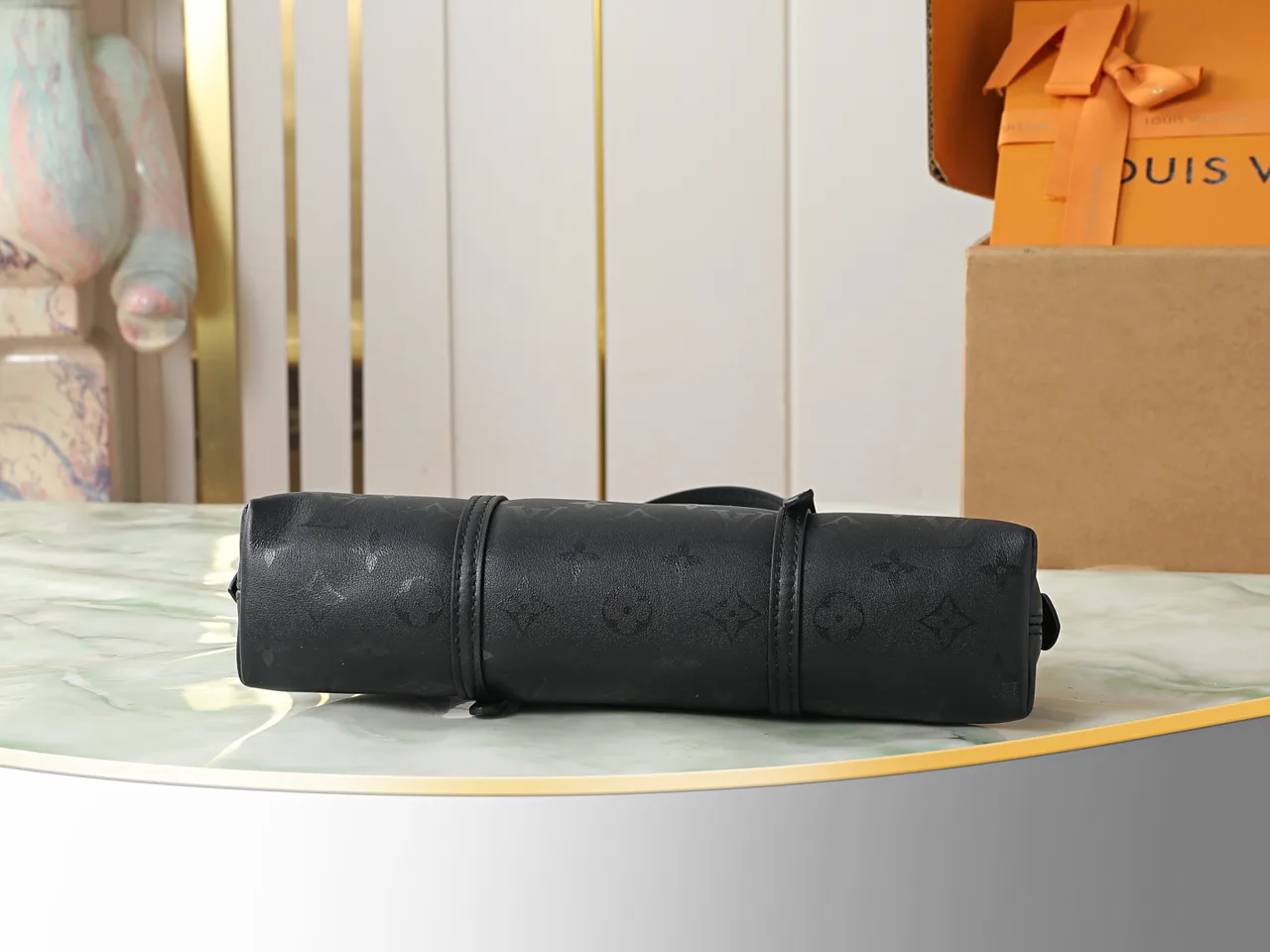 Louis Vuitton Leather Shoulder Bag in Black · view 4