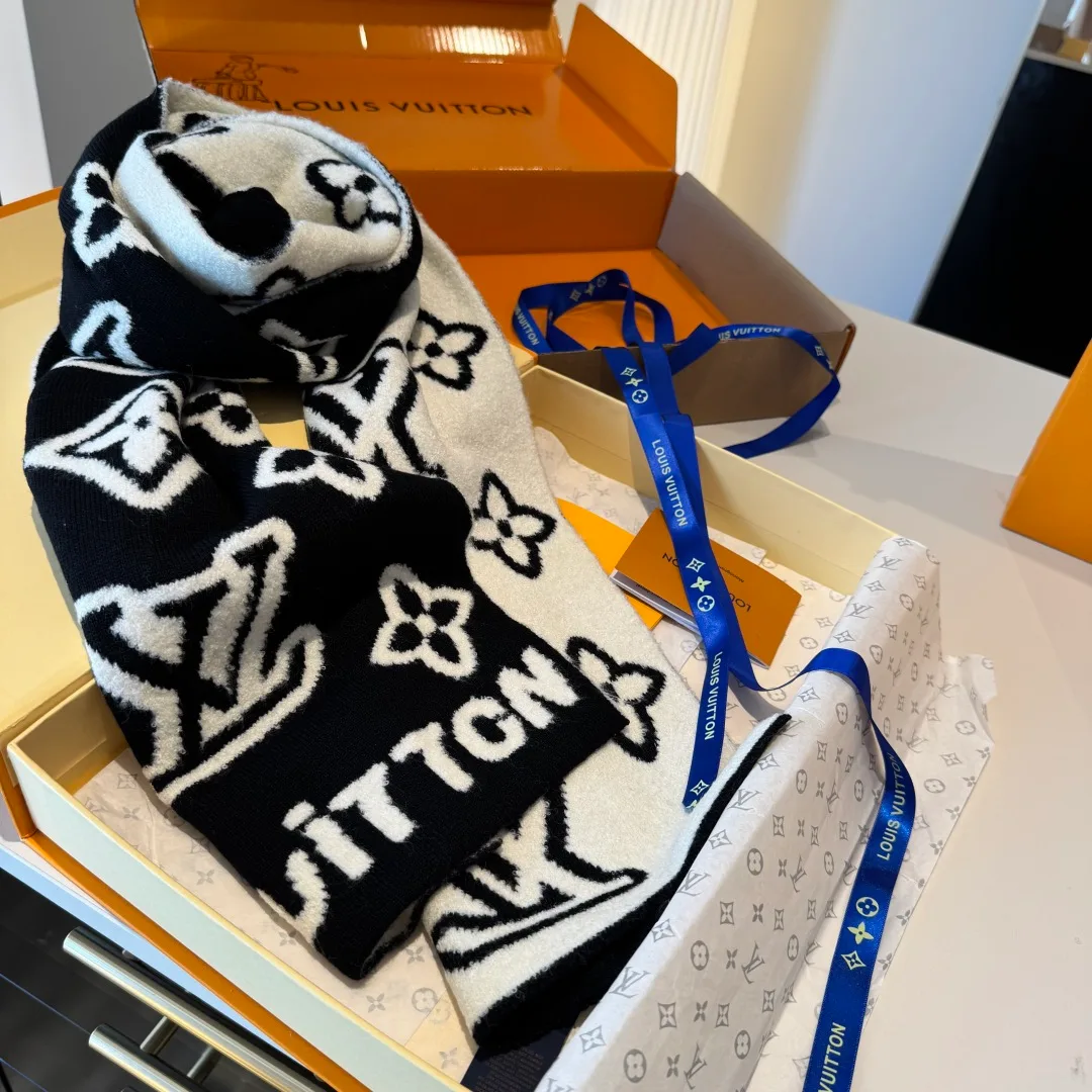 Louis Vuitton Cashmere Reversible monogram scarf in Black · view 3