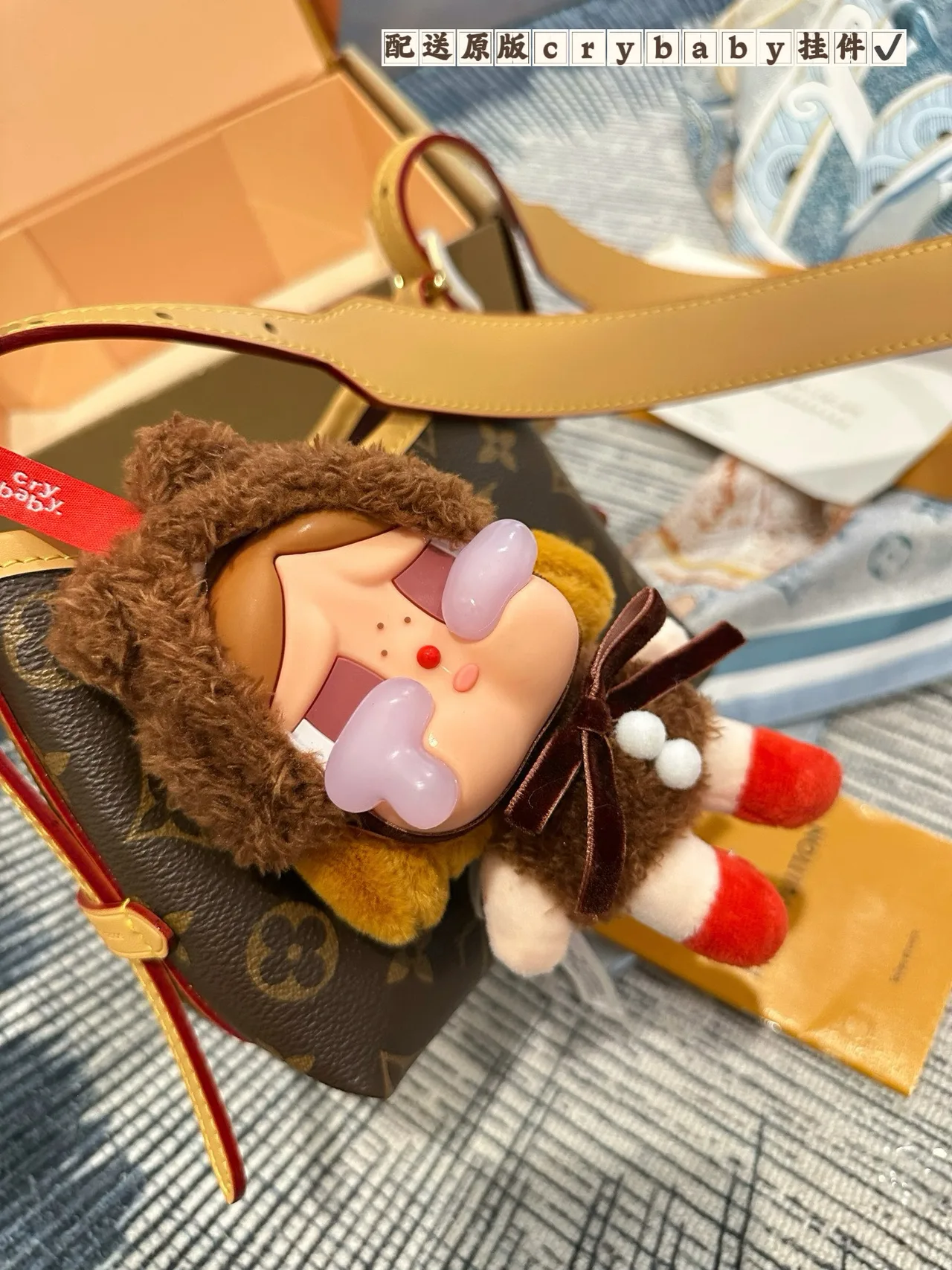 Louis Vuitton Hobo Bag in Brown · view 5