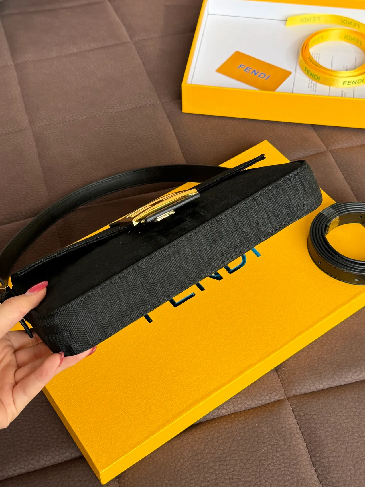 Fendi FF Baguette shoulder bag in Beige & Black · view 4
