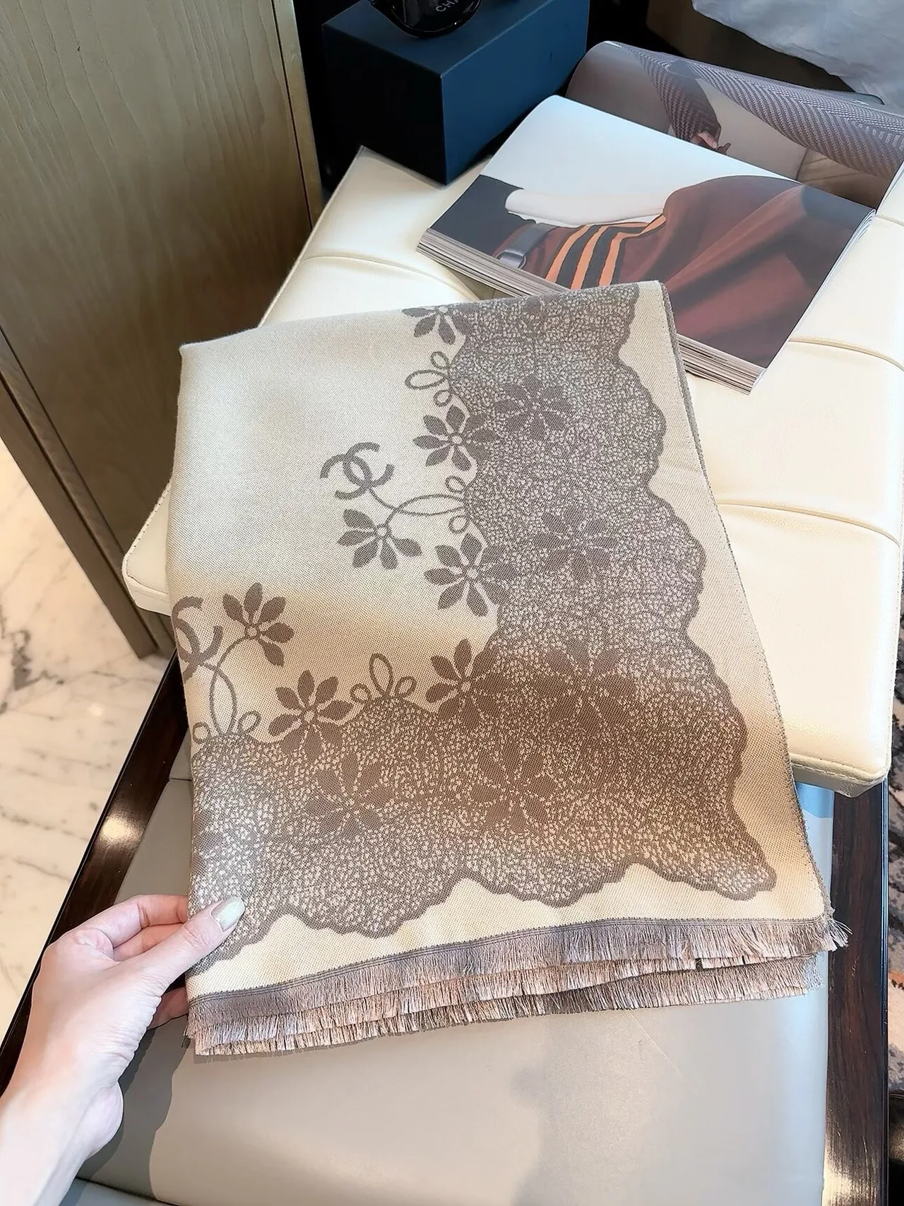 Chanel Lace-border CC fringed scarf in Beige & Black · view 1