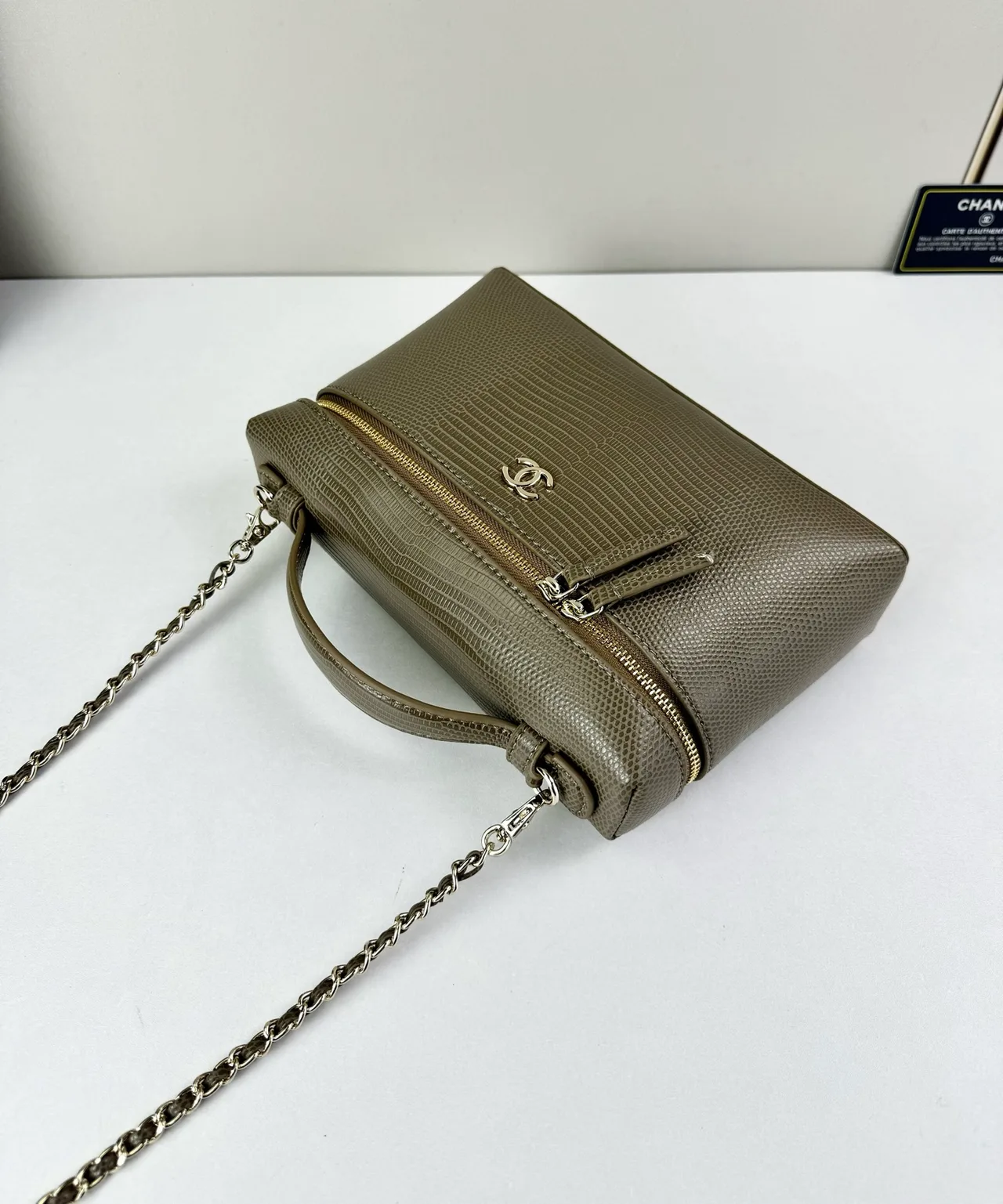 Chanel Cowhide Smooth Crossbody Bag in Green · view 5