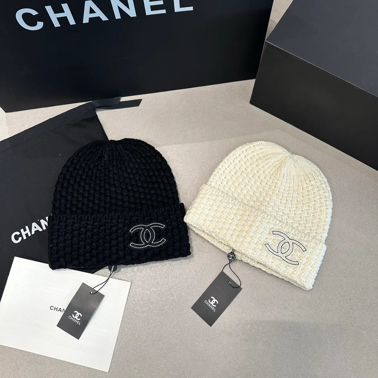 Chanel CC Beanie in Black / Beige · view 3
