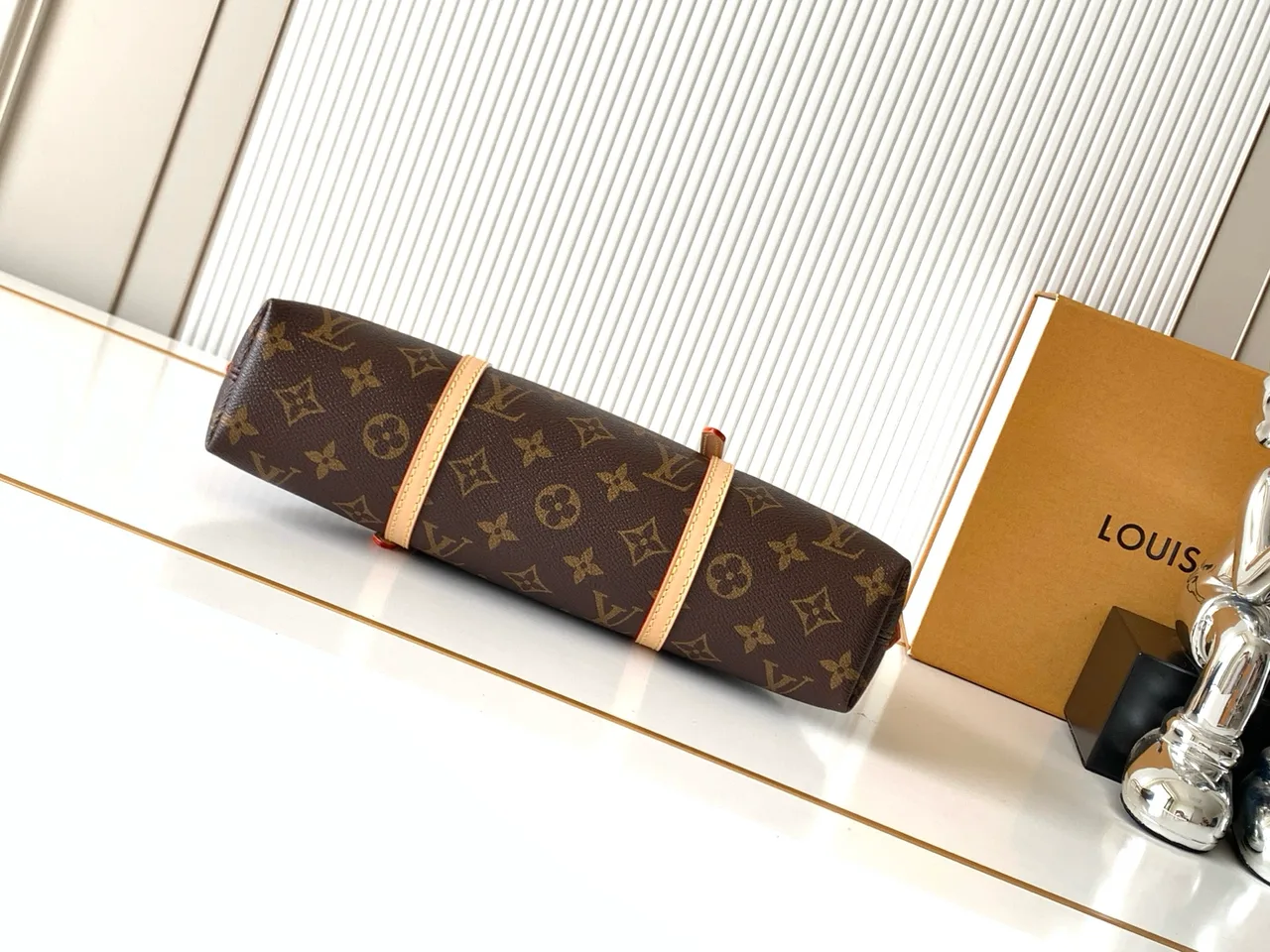 Louis Vuitton Monogram Handbag in Brown · view 4