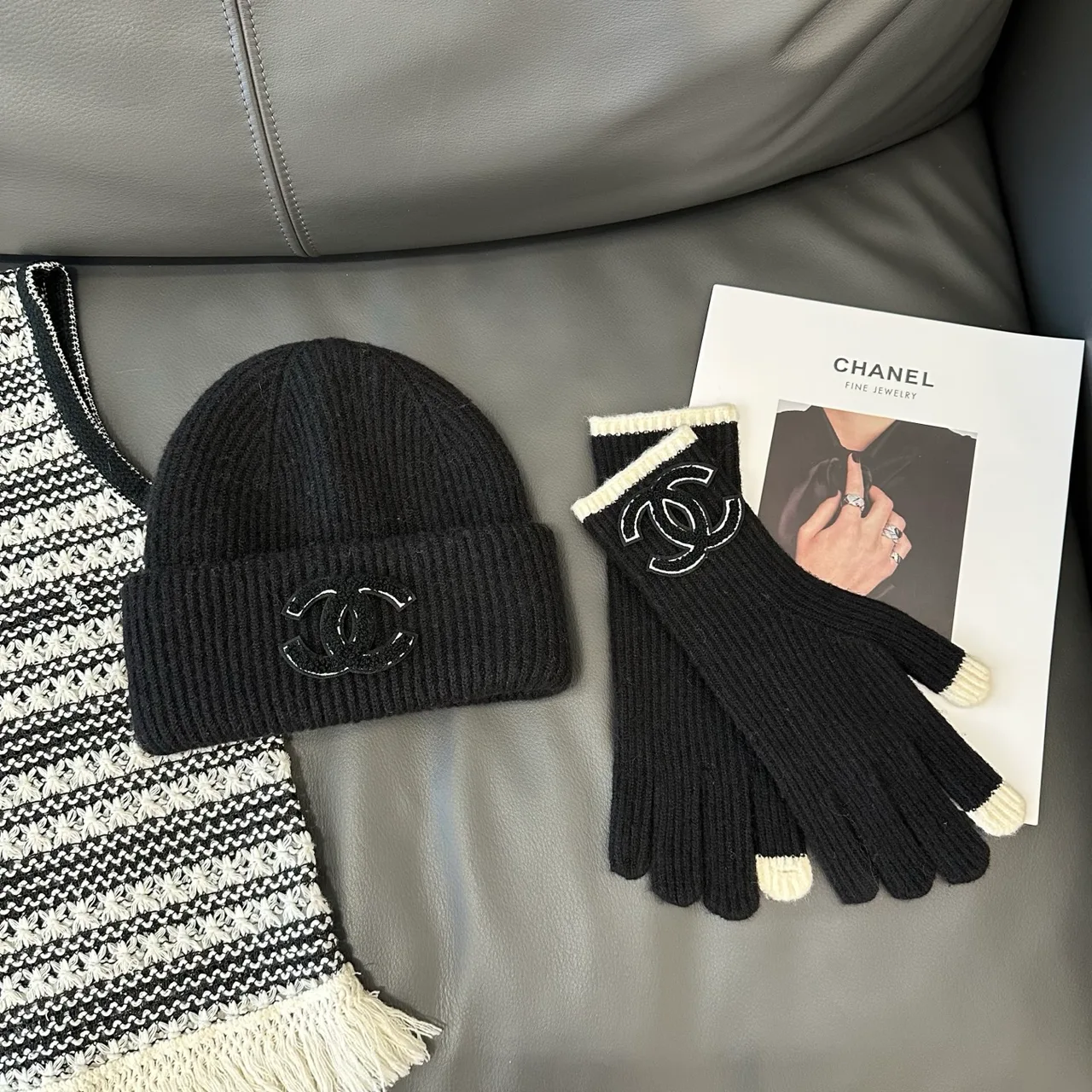 Chanel Hat scarf and gloves knit set in Black & Burgundy · view 6