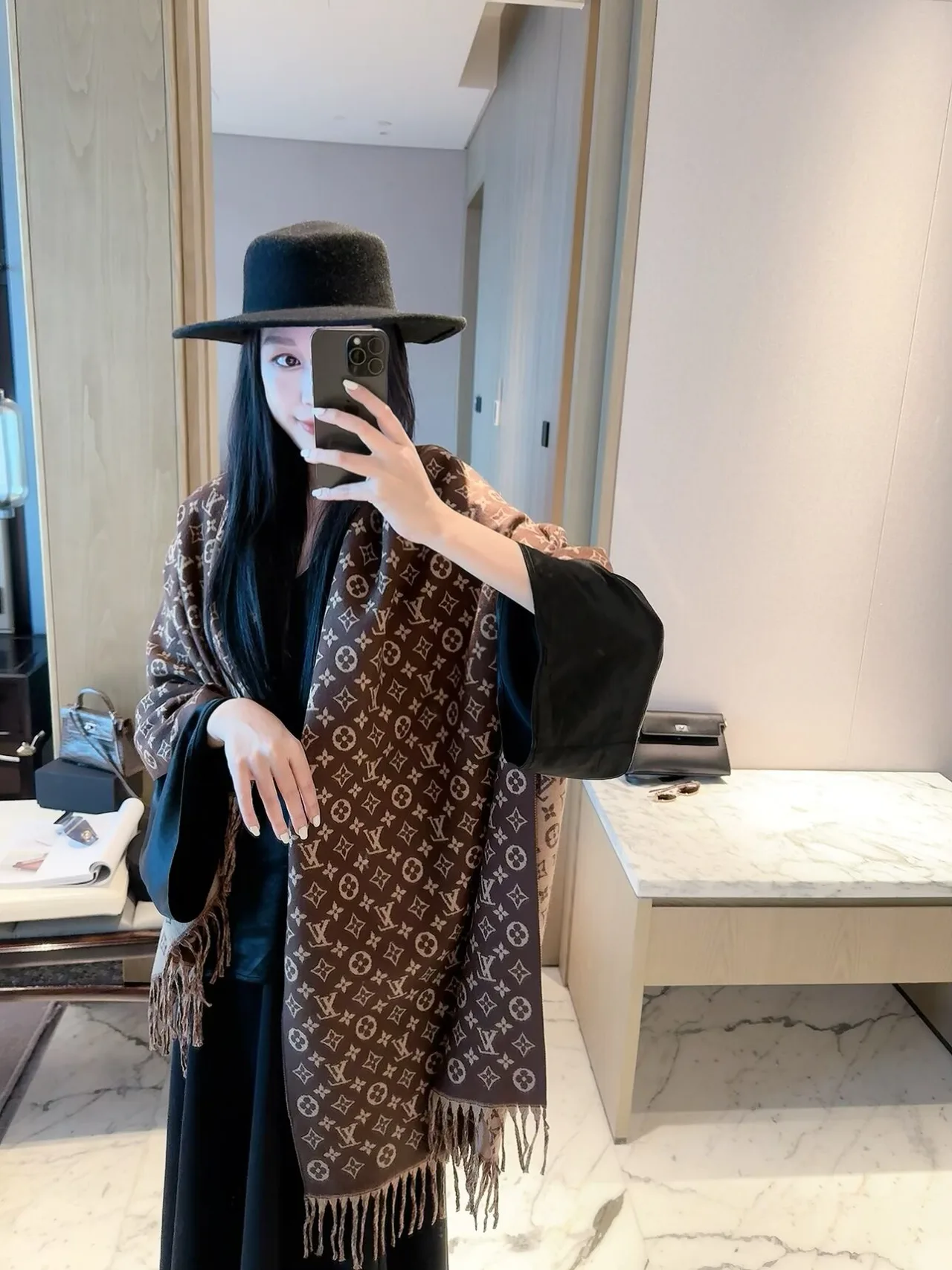 Louis Vuitton Reversible monogram fringed scarf in Grey & Brown · view 6