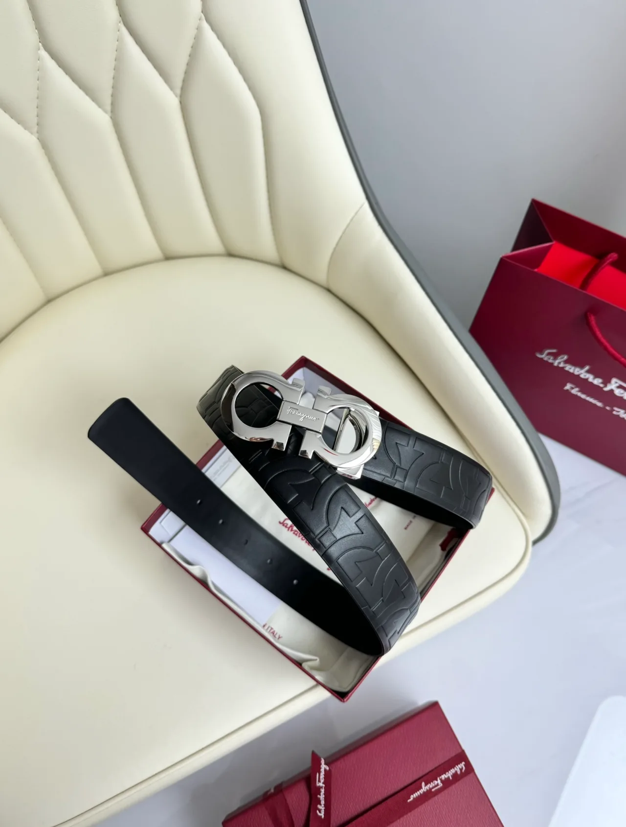 Ferragamo Cowhide Glossy Belt in Black · view 2