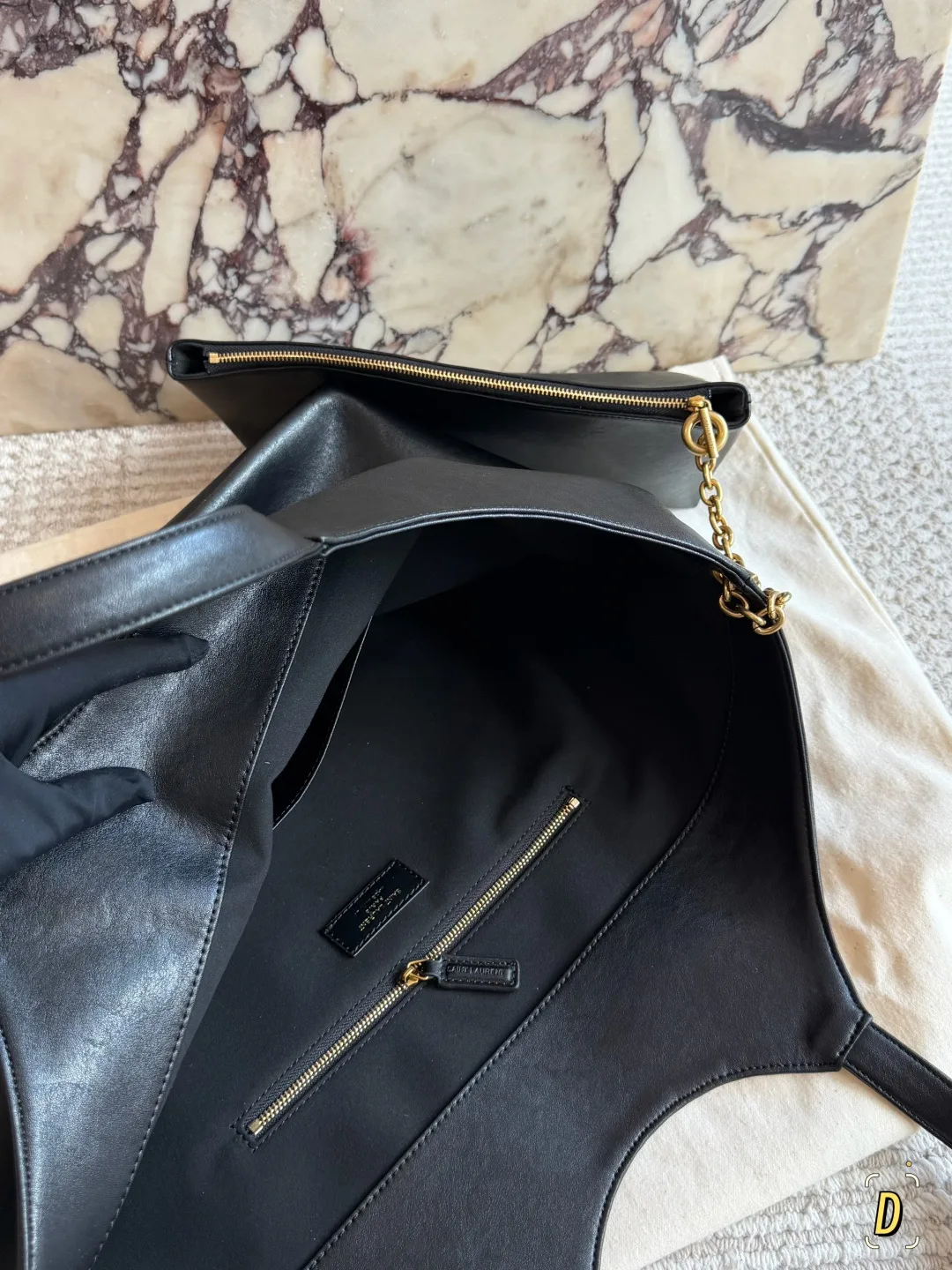 Saint Laurent Leather Glossy Le 5 a 7 tote with pictured pouch in Black · view 6