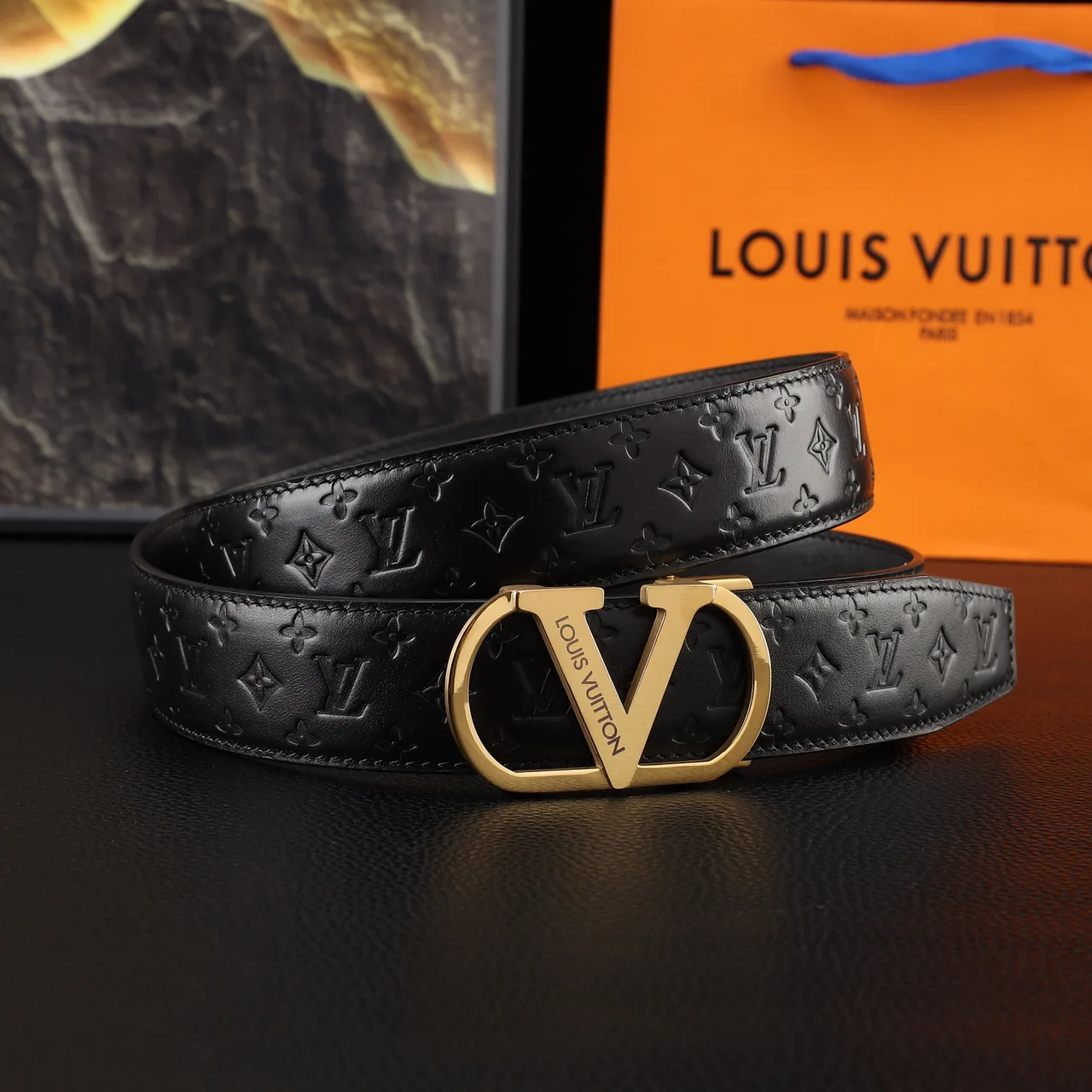 Louis Vuitton Embossed automatic V buckle belt in Black · view 4