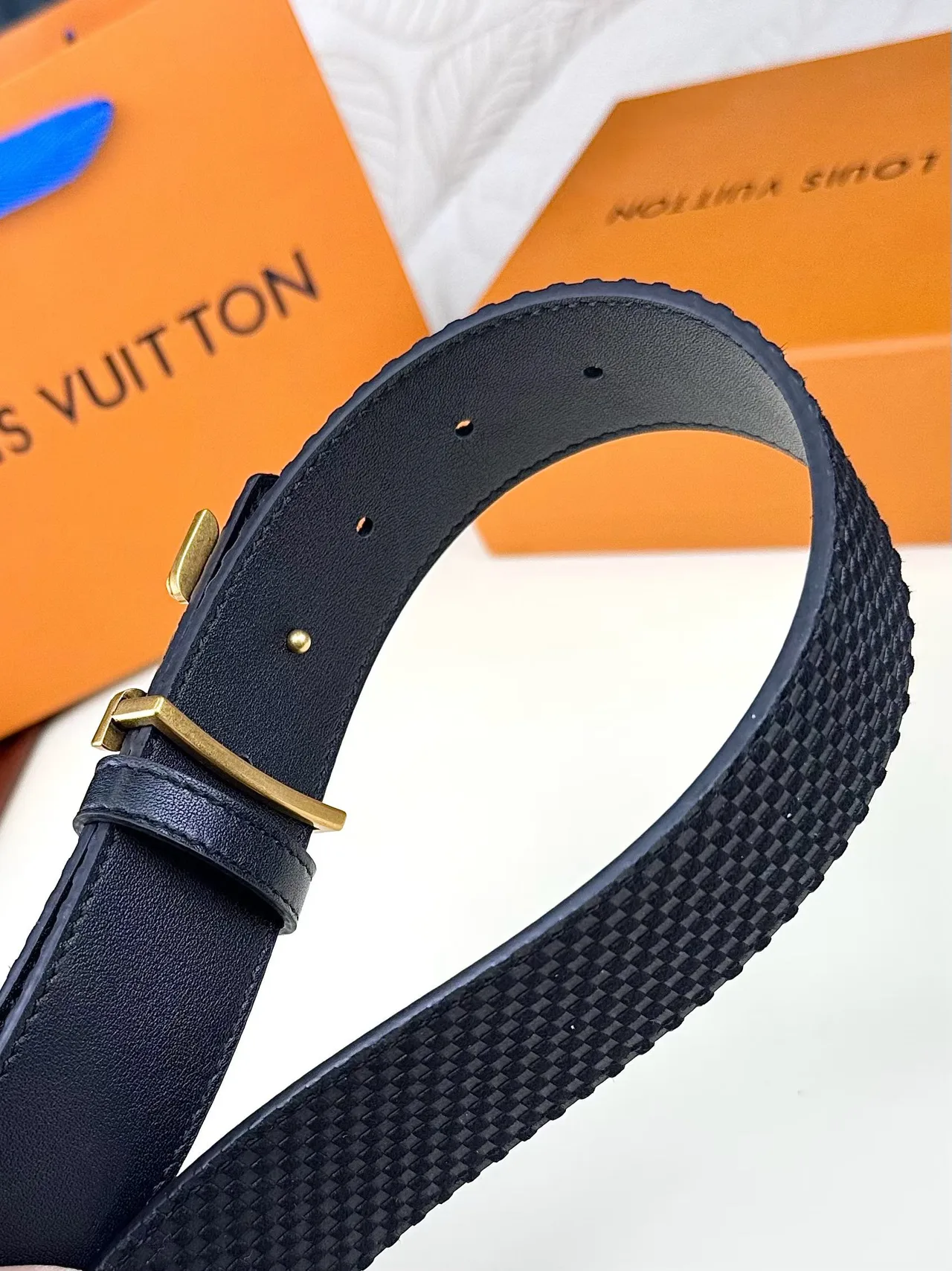 Louis Vuitton Textured LV buckle belt in Black · view 8