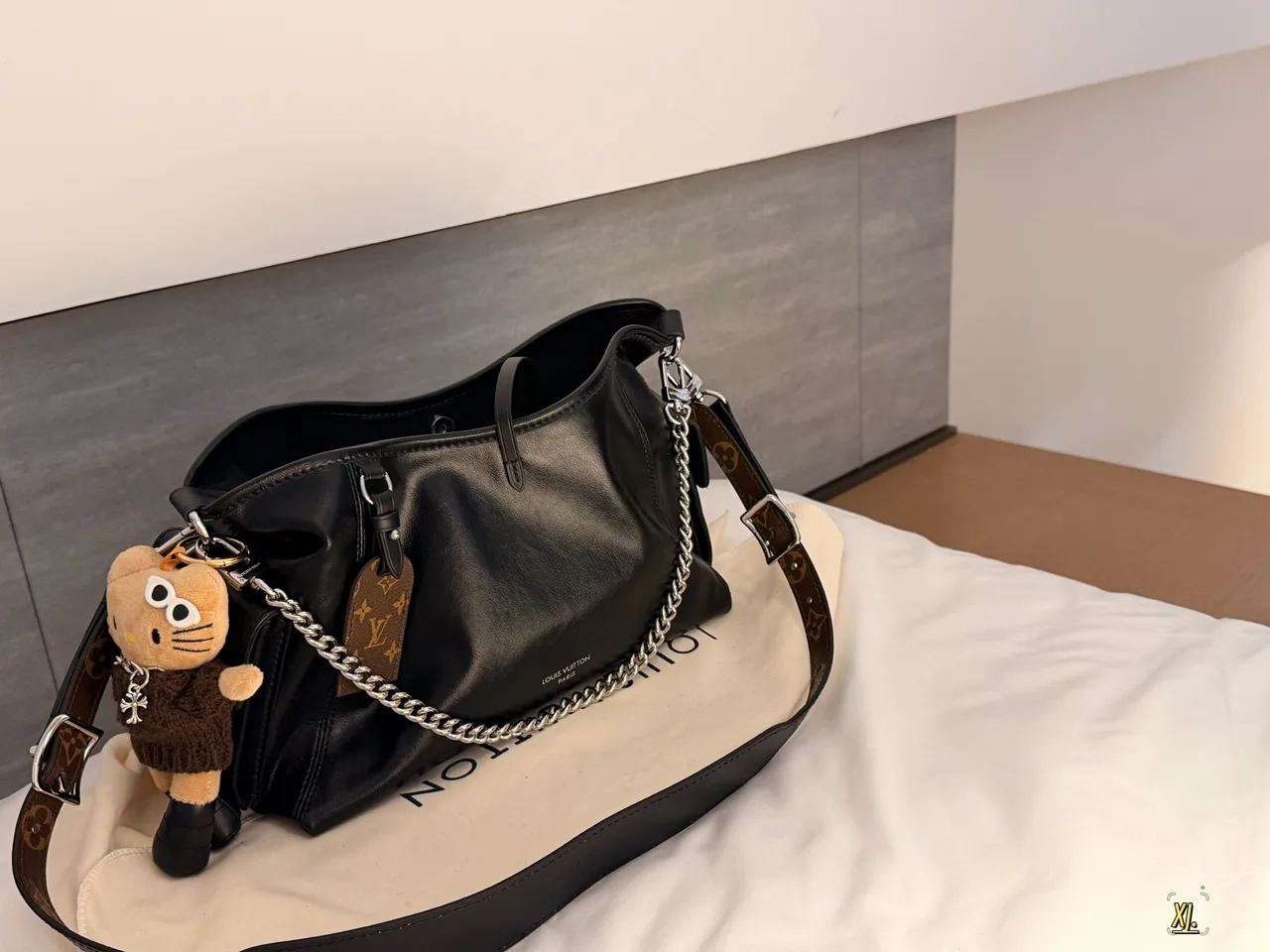 Louis Vuitton Hobo Bag in Black · view 2