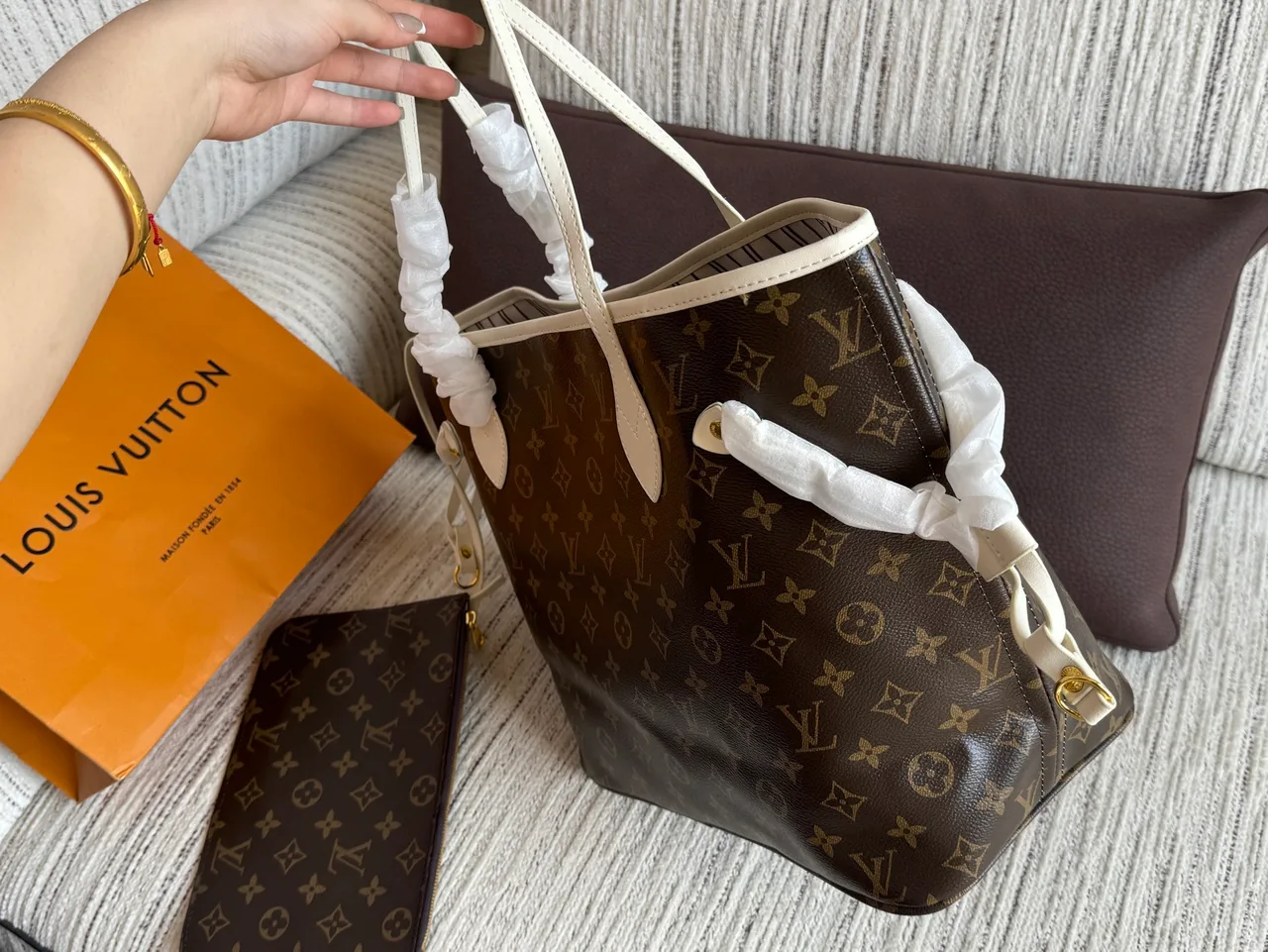 Louis Vuitton Neverfull Tote in Brown · view 7