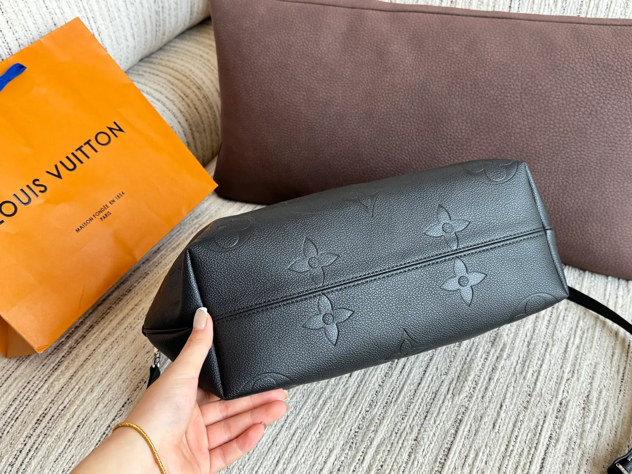 Louis Vuitton Monogram Tote in Black · view 6