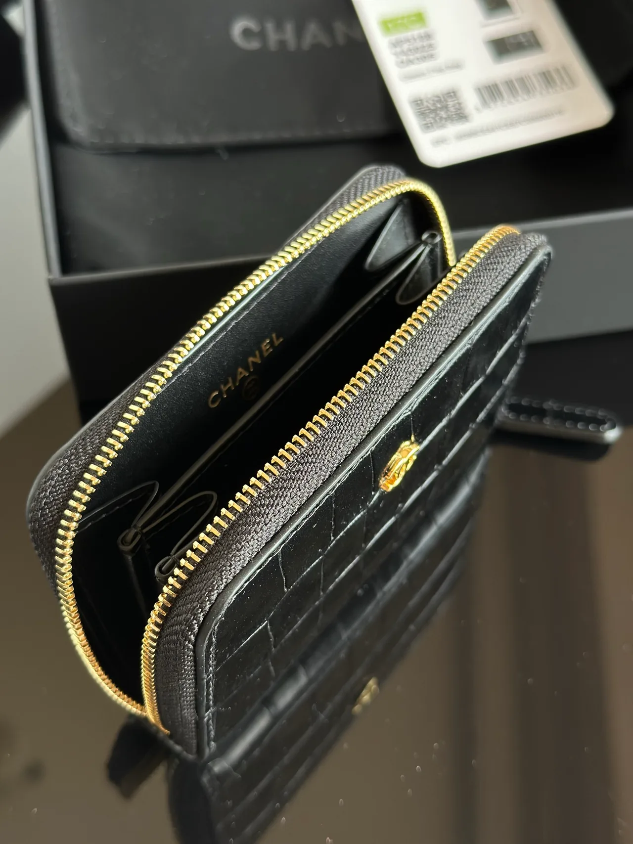 Chanel Glossy Wallet in Black · view 8