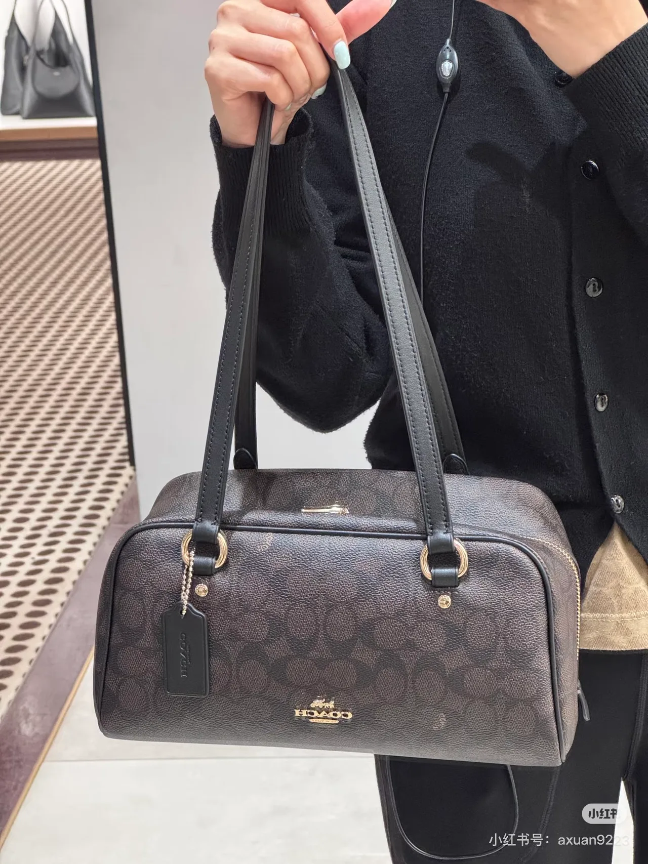 Coach Sydney bowling shoulder bag in Brown / Tan · view 3