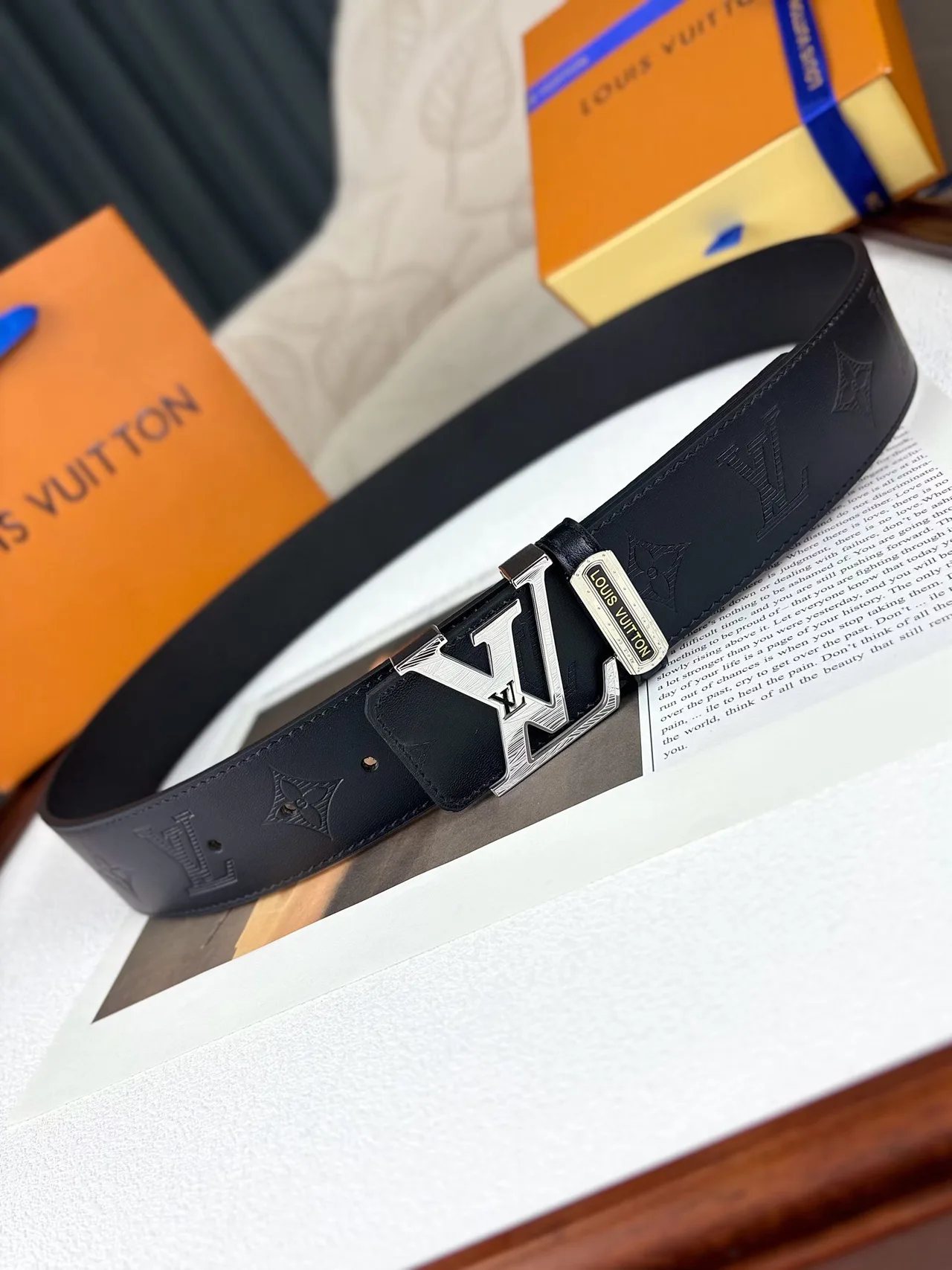 Louis Vuitton Monogram LV buckle belt in Black · view 5