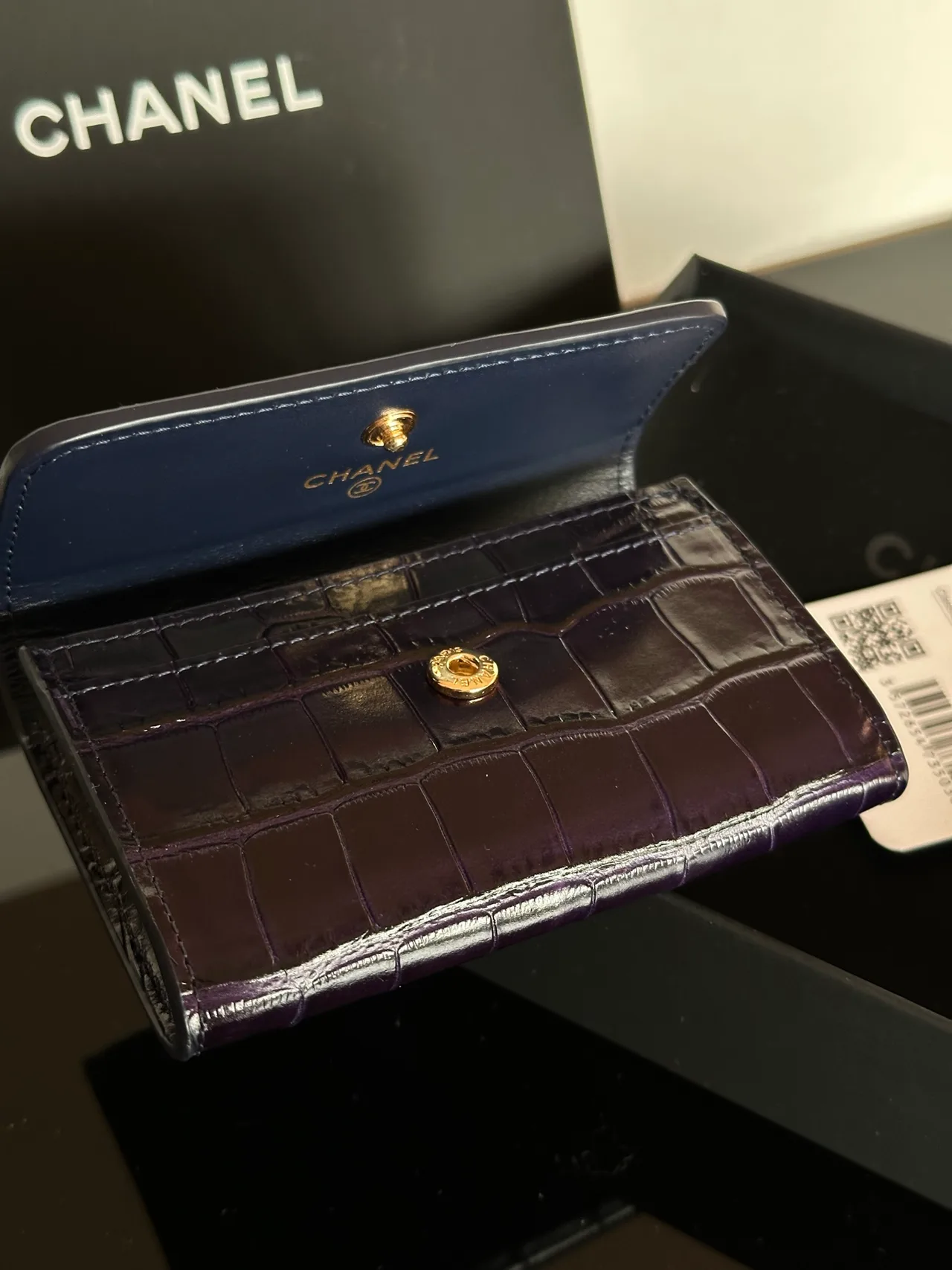 Chanel Glossy Wallet in Purple · view 7