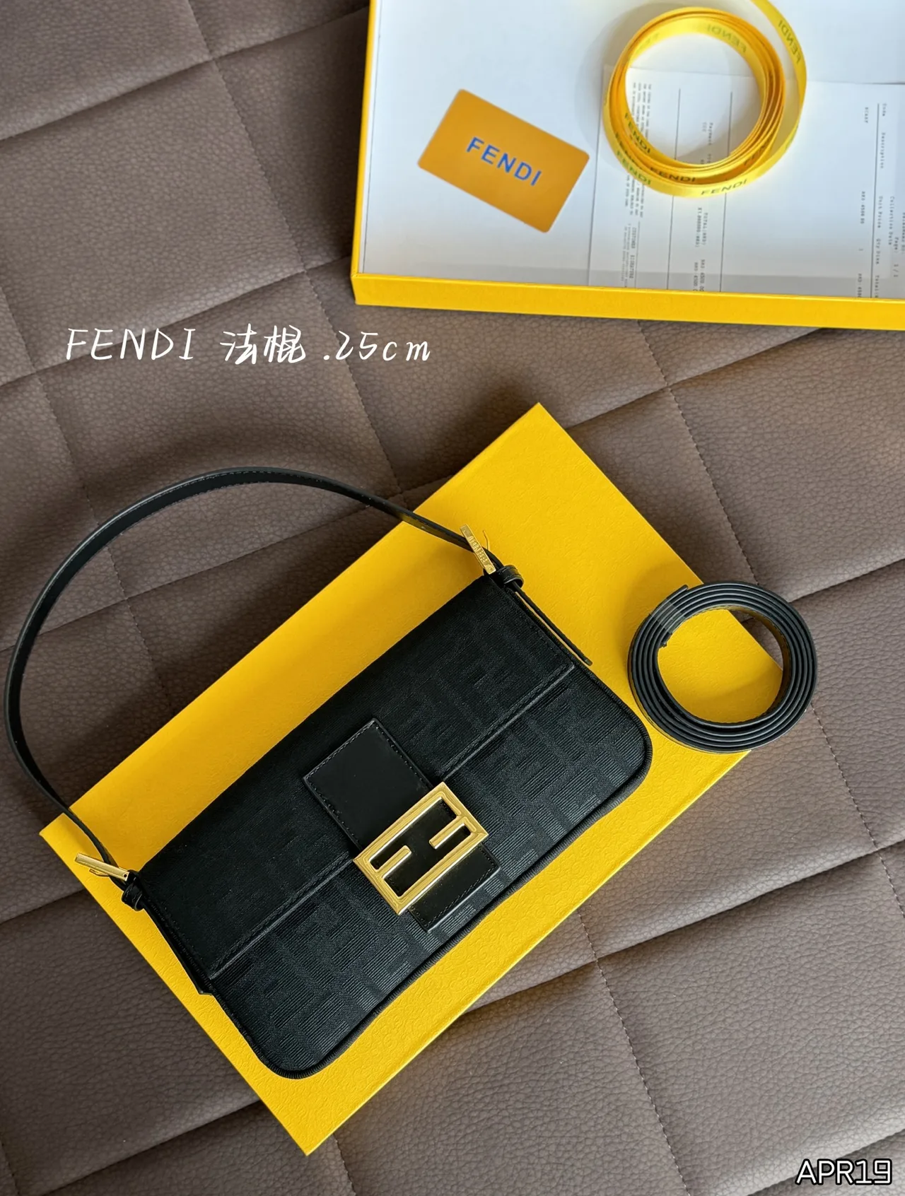 Fendi FF Baguette shoulder bag in Beige & Black · view 2