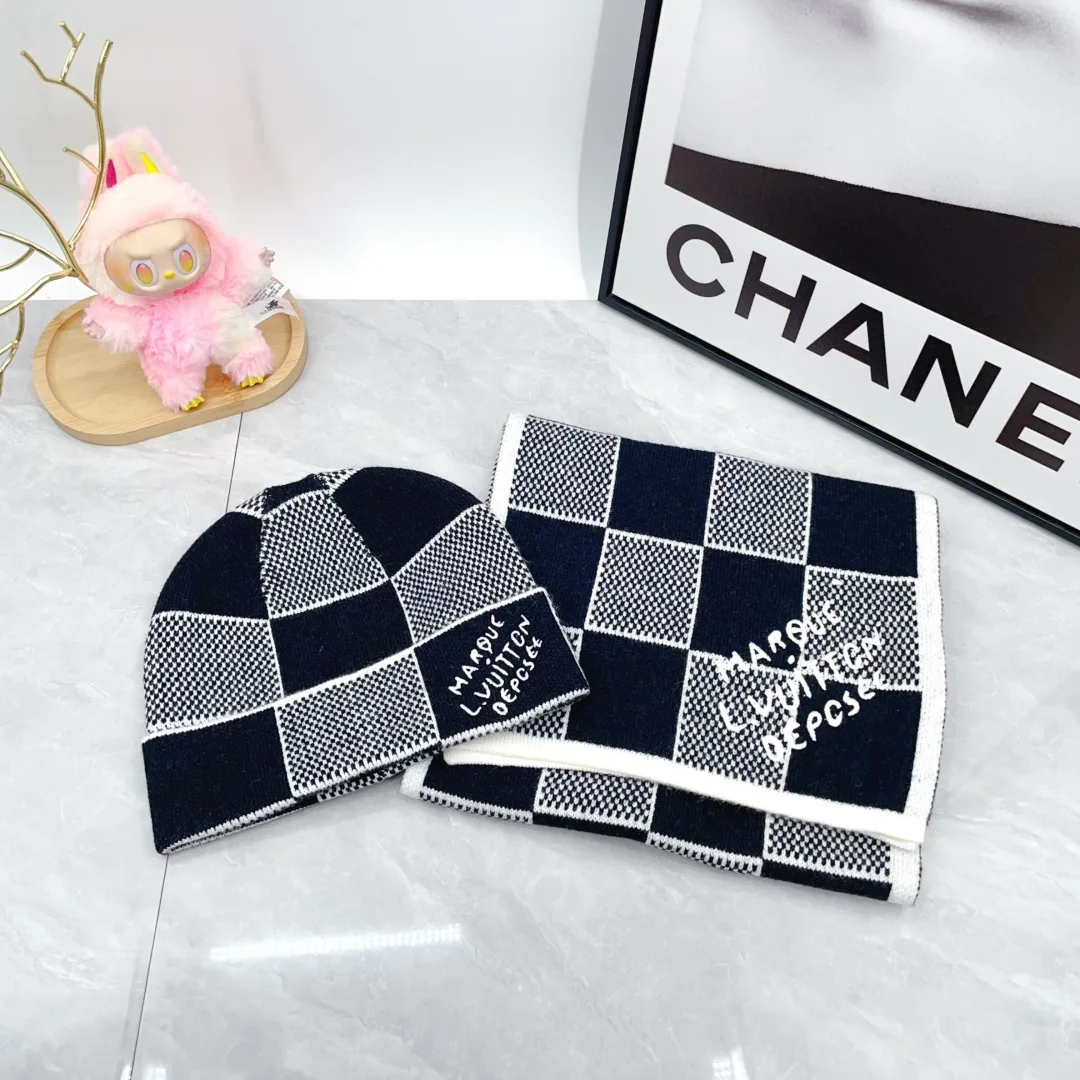 Louis Vuitton Wool Cashmere Checkerboard hat and scarf set in Black · view 1